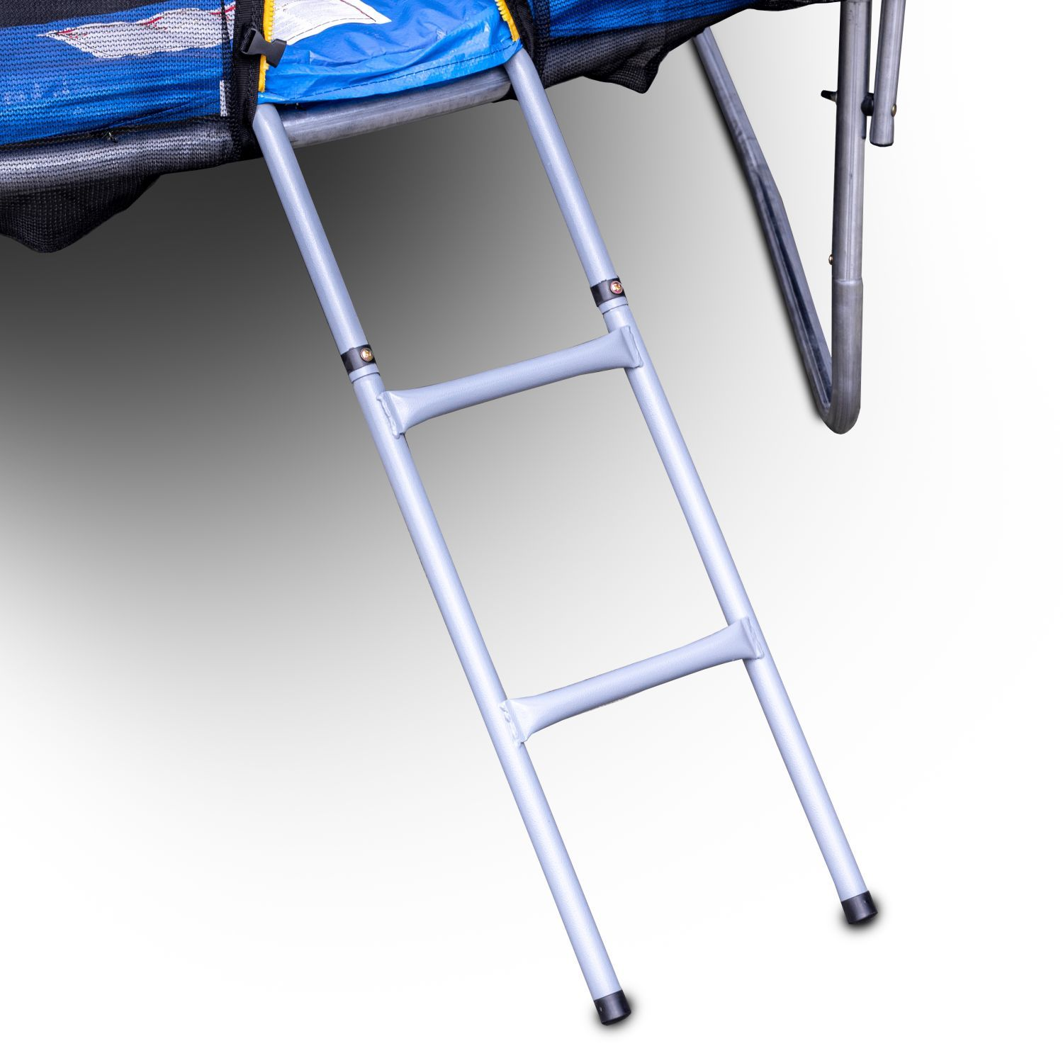 Szara drabinka z niebieską wyściółką i ramą trampoliny.