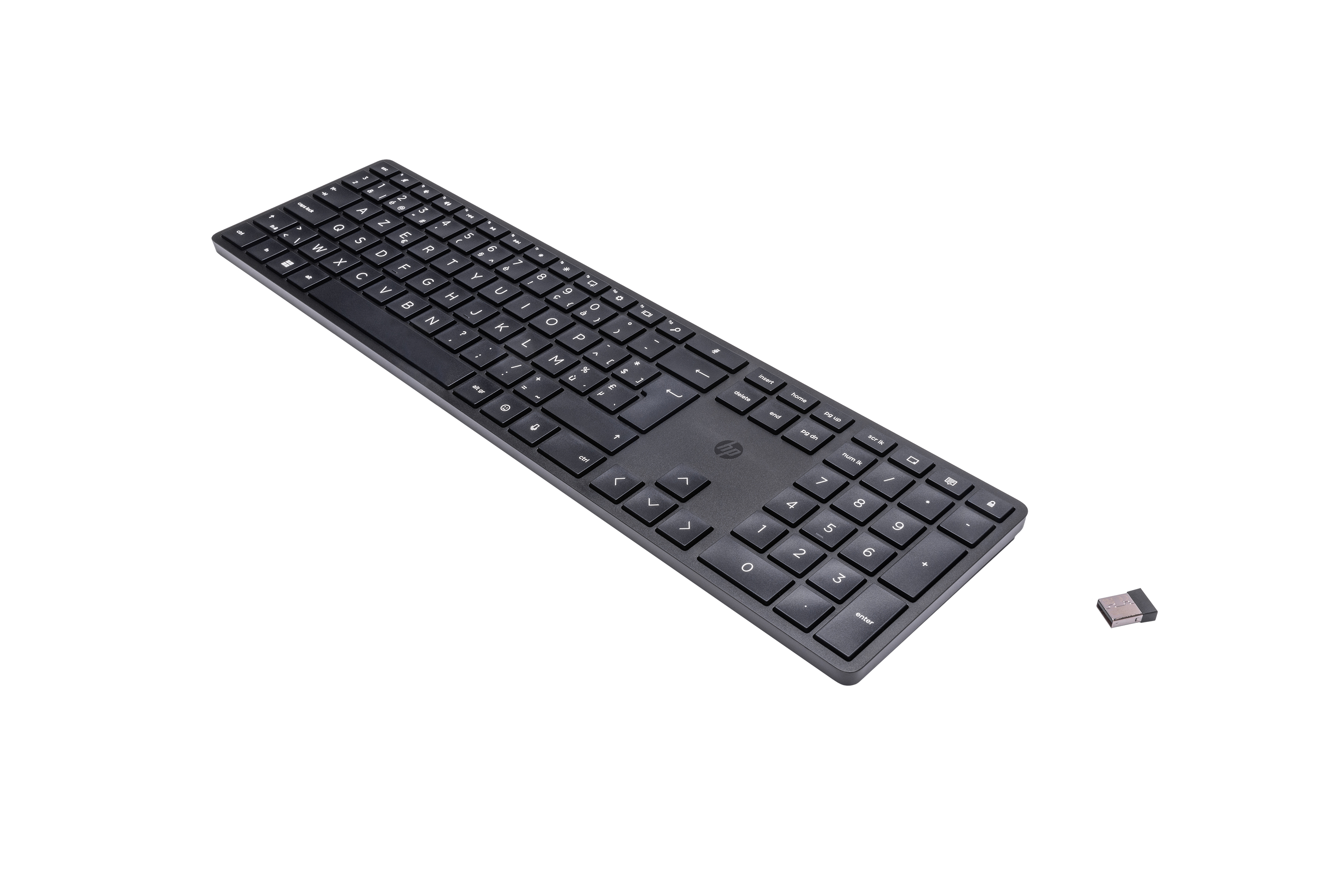 Schwarze Tastatur mit Nummernblock und USB-Dongle, isoliert auf weißem Hintergrund.