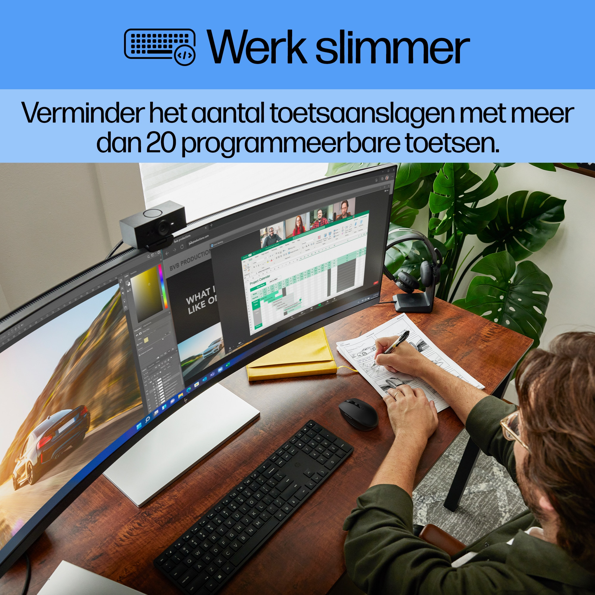 Ein Mann arbeitet an einem Schreibtisch mit zwei Monitoren, Tastatur, Maus und Notizbuch.