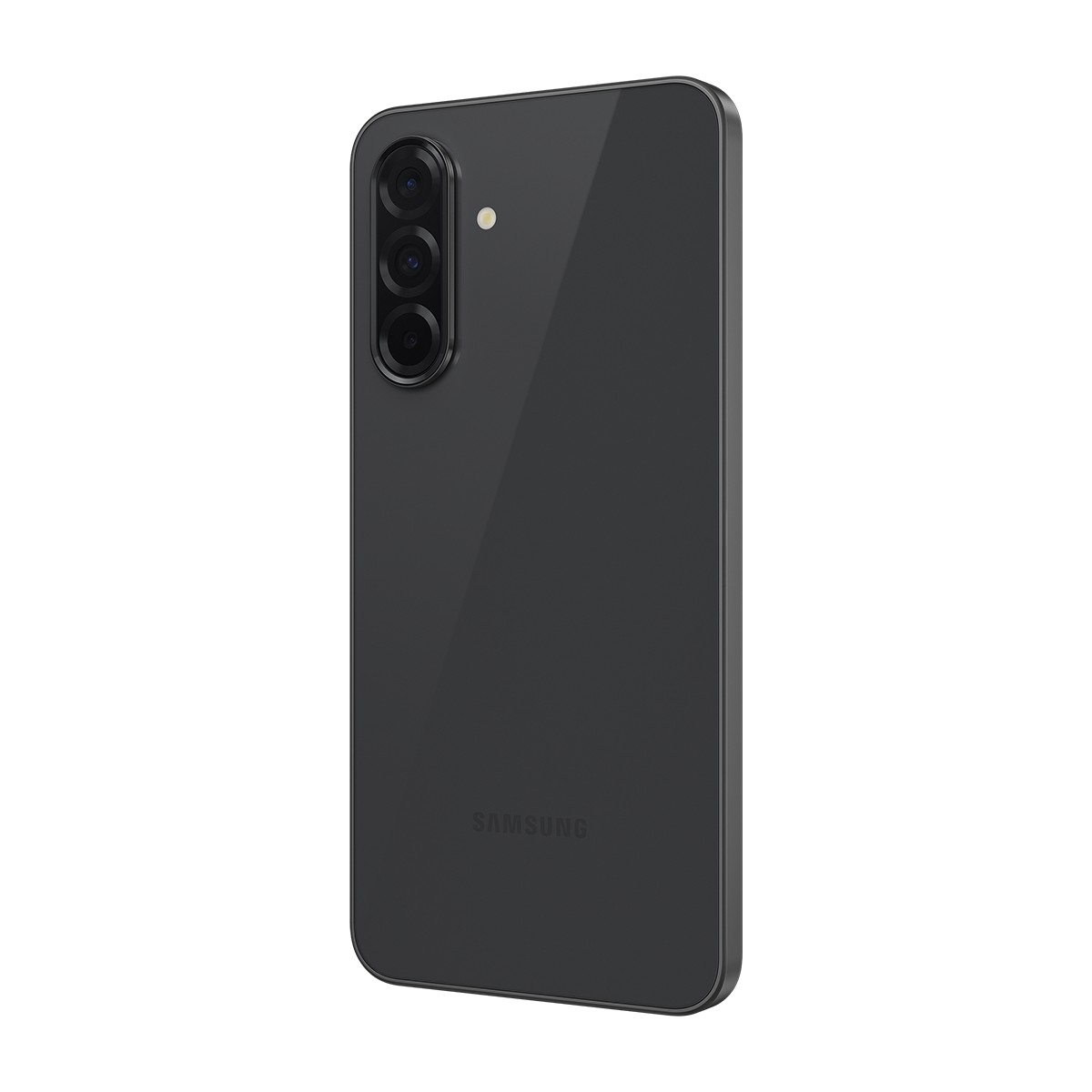 Üçlü kamera ve flaşlı koyu gri Samsung akıllı telefonun arka görünümü.