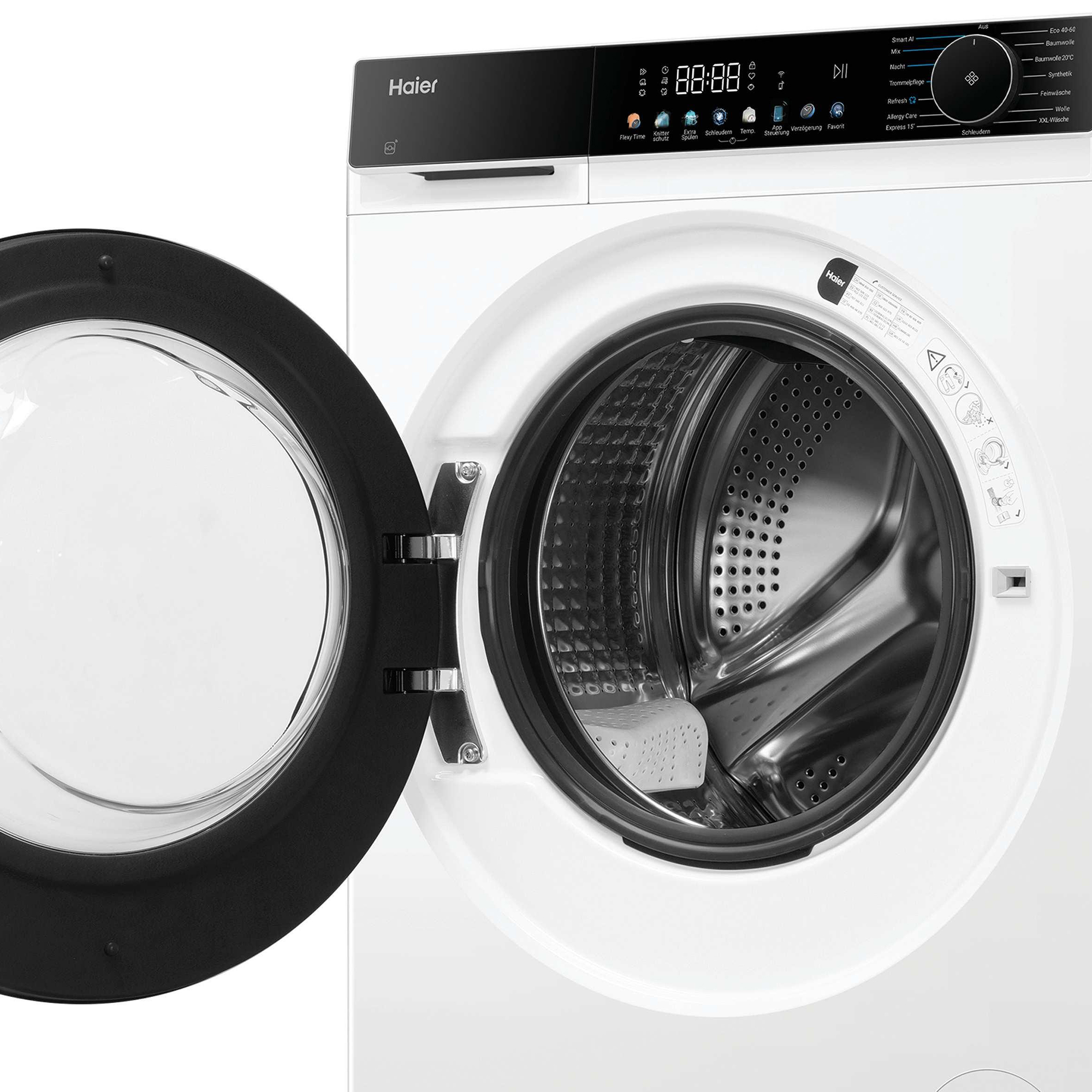 Eine weiße Haier Waschmaschine mit offener Tür und digitalem Display.