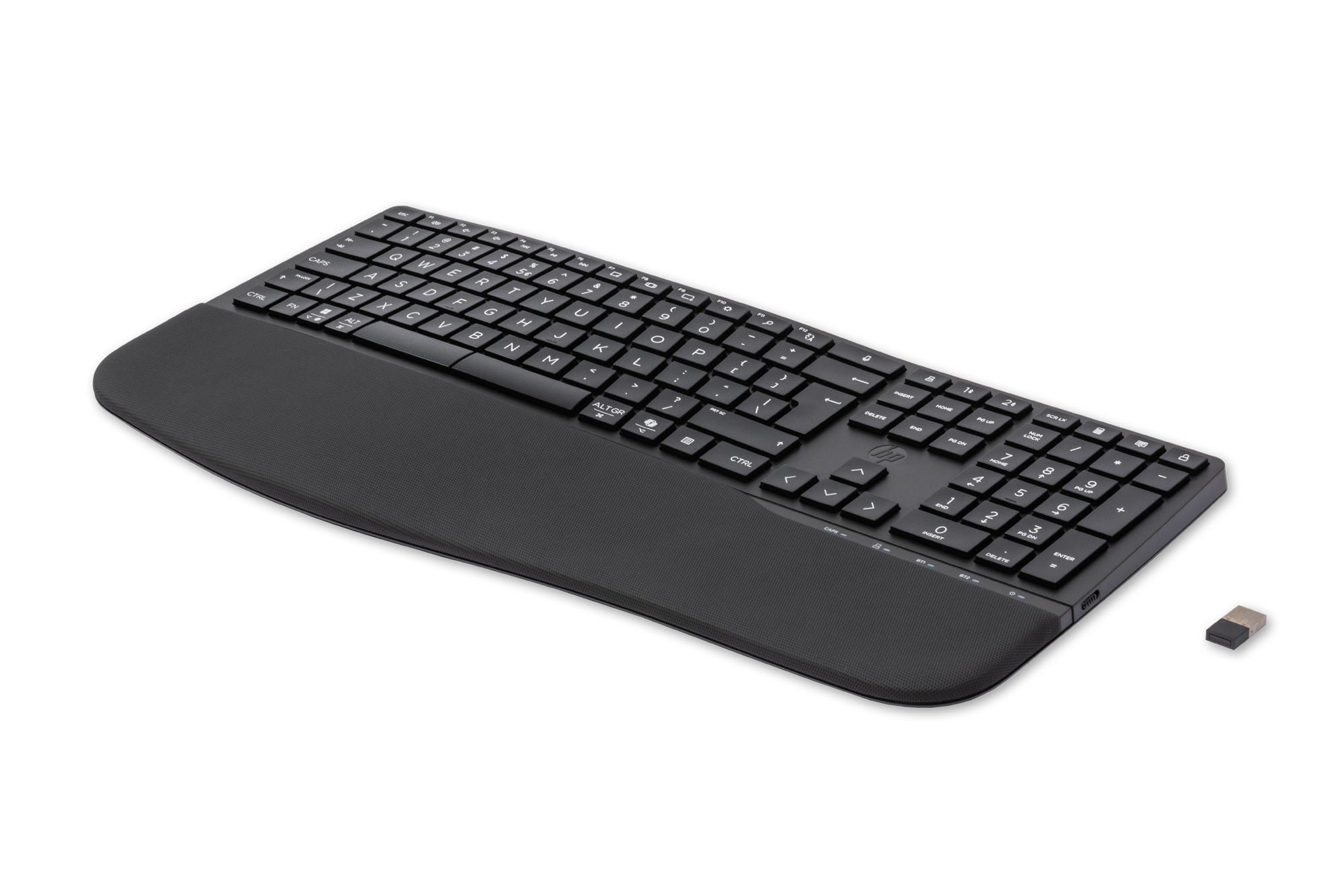 Teclado negro con reposamuñecas y dongle USB sobre fondo blanco.