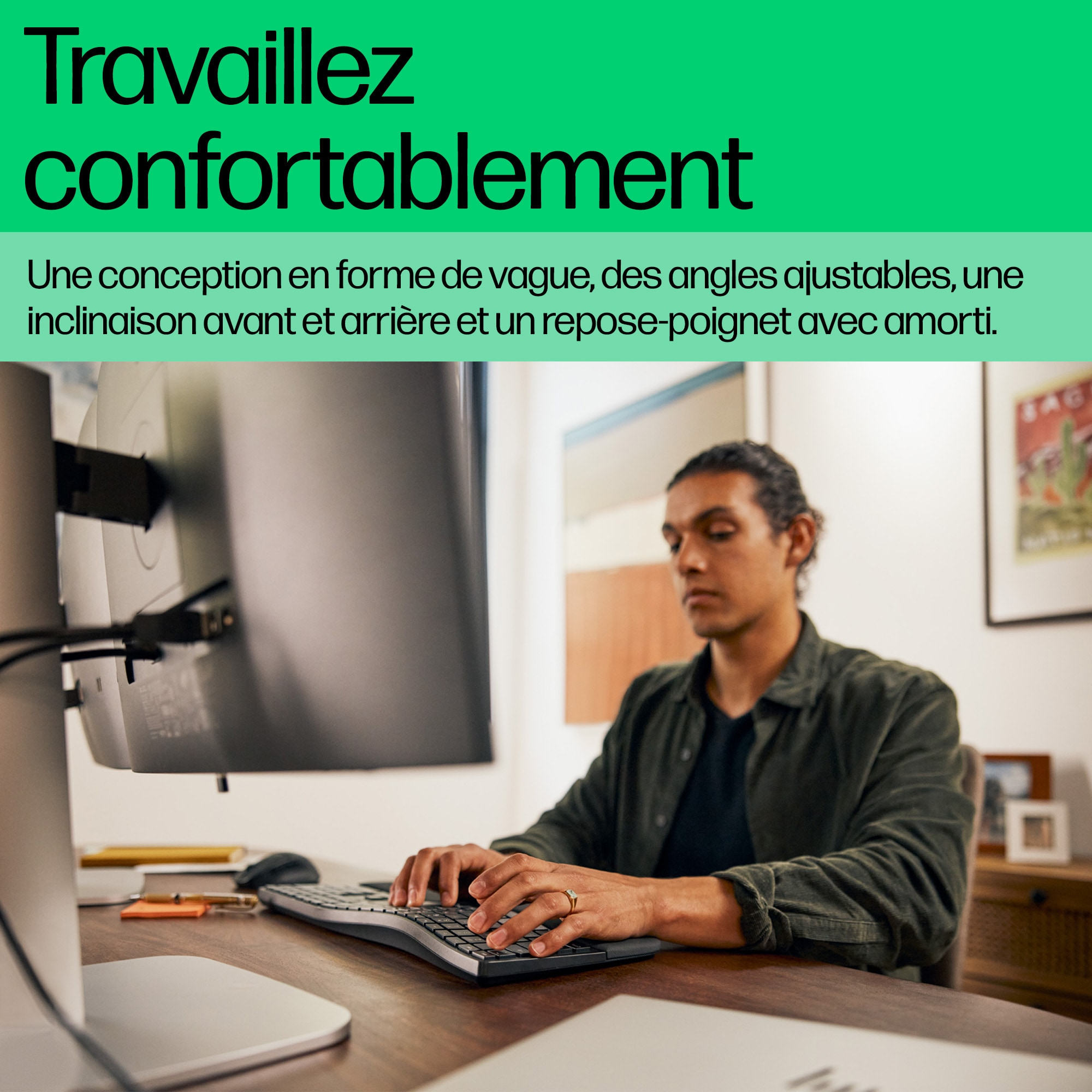 Homme tapant sur un clavier, écran d'ordinateur et bureau.