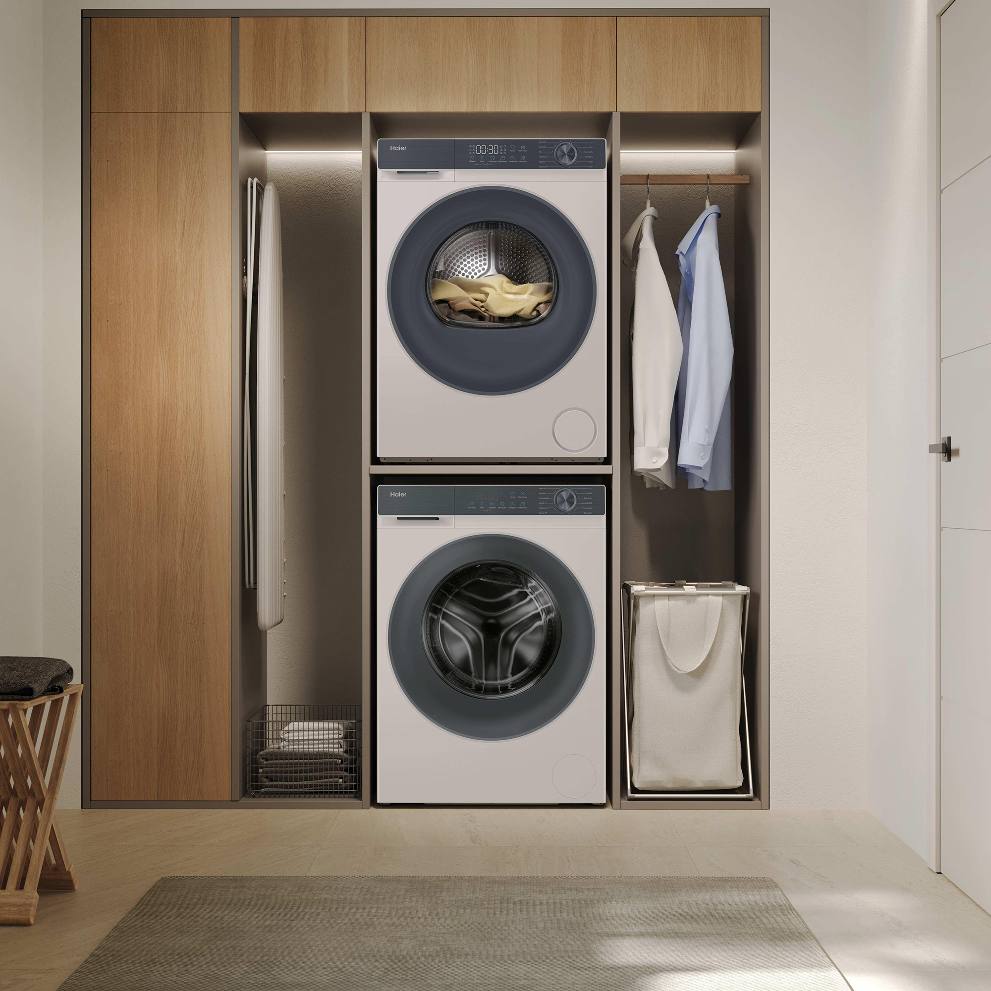 Gestapelte Haier Waschmaschine und Trockner in einem Holzschrank mit Kleidung und Wäschekorb.