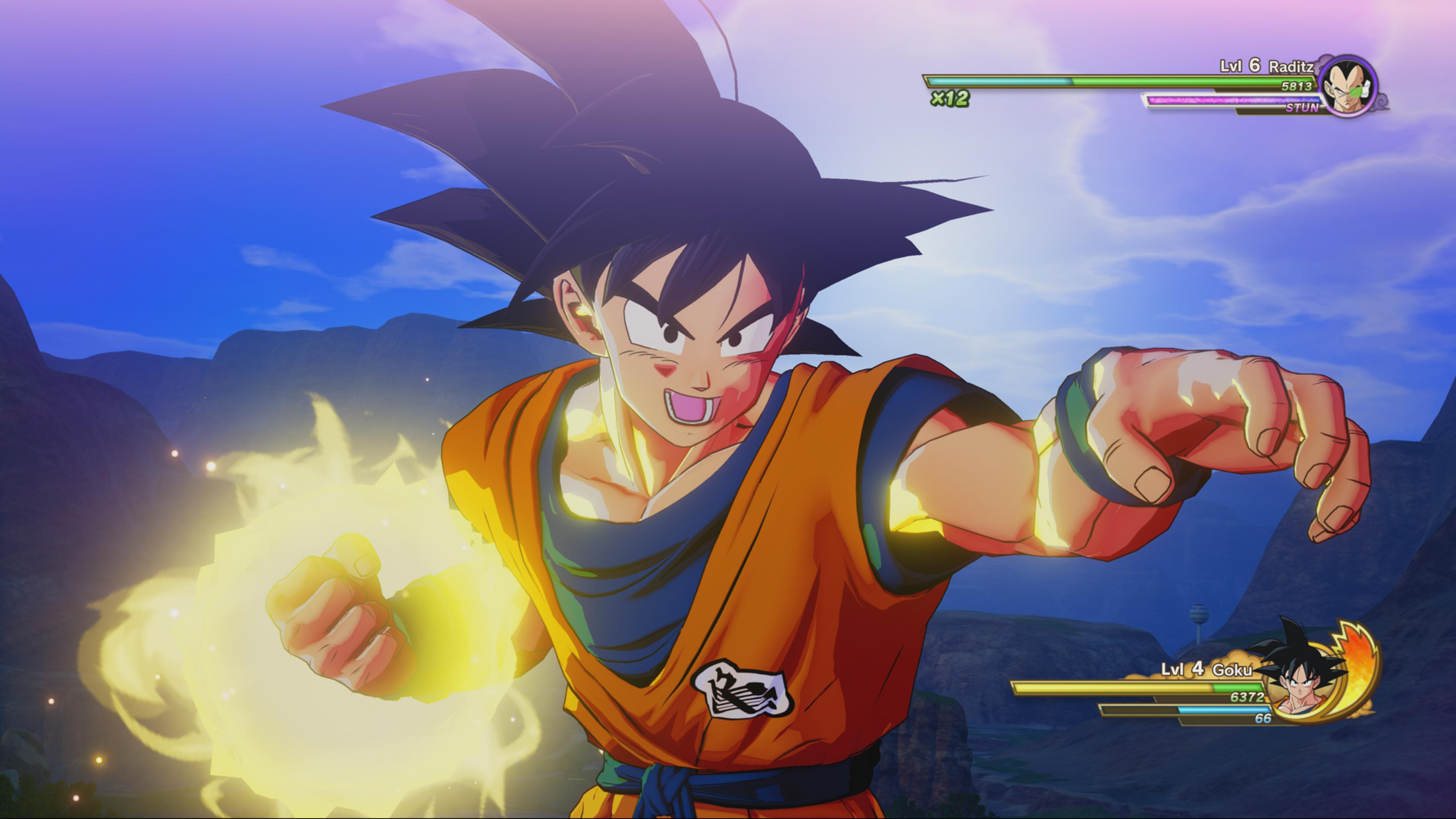 Goku en tenue orange et bleue, avec une énergie jaune au poing, se bat.