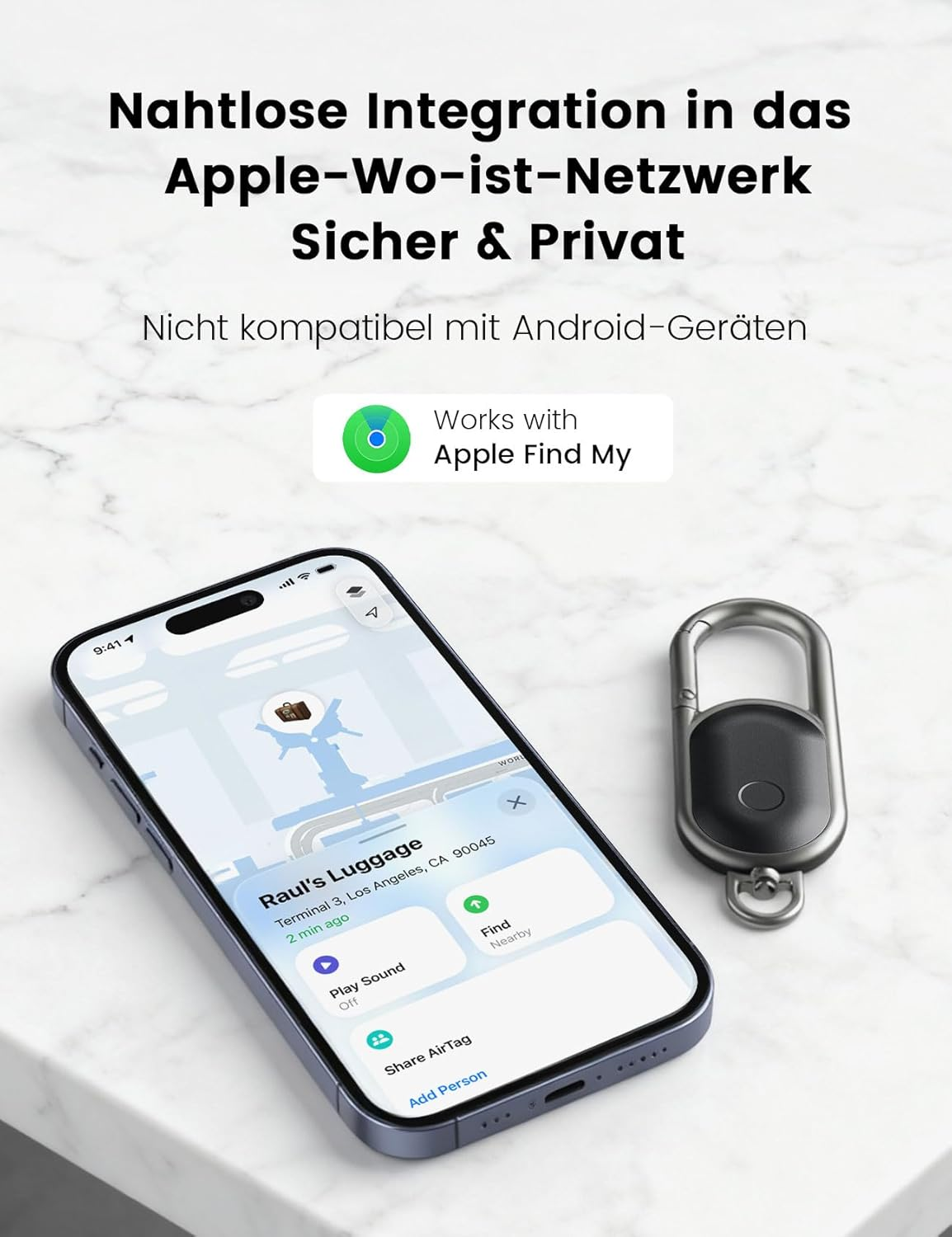 Ein iPhone zeigt die Apple Find My App mit Gepäckortung. Daneben liegt ein Schlüsselanhänger.