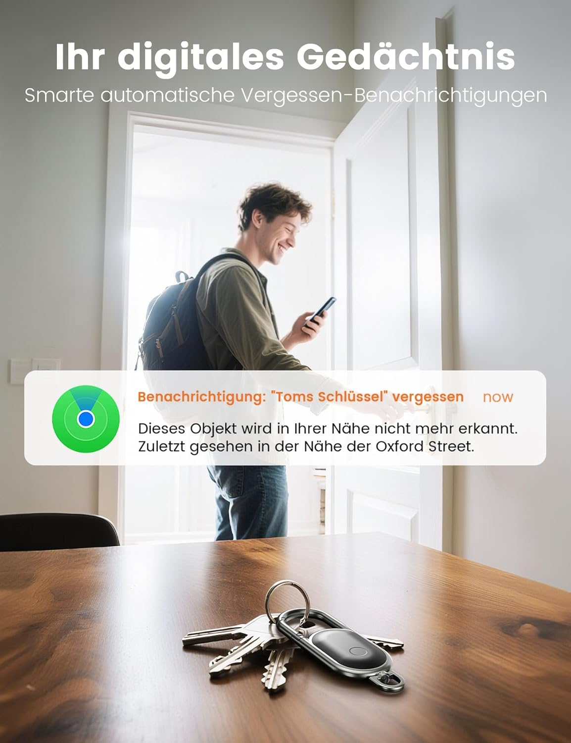 Mann mit Rucksack und Handy vor Tür, Schlüssel auf Tisch.