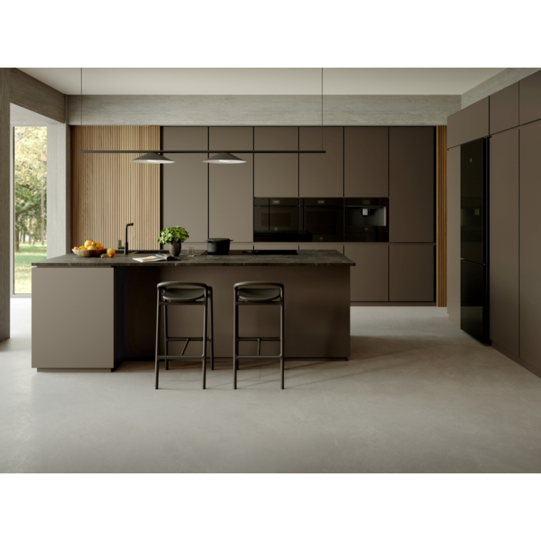 Moderna cucina marrone con isola, due sgabelli ed elettrodomestici da incasso.