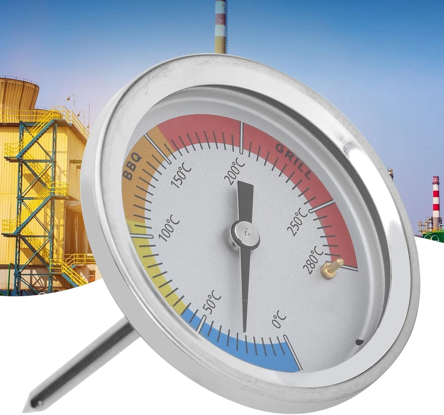 Ein Grillthermometer mit einer Sonde vor einer Industrieanlage.