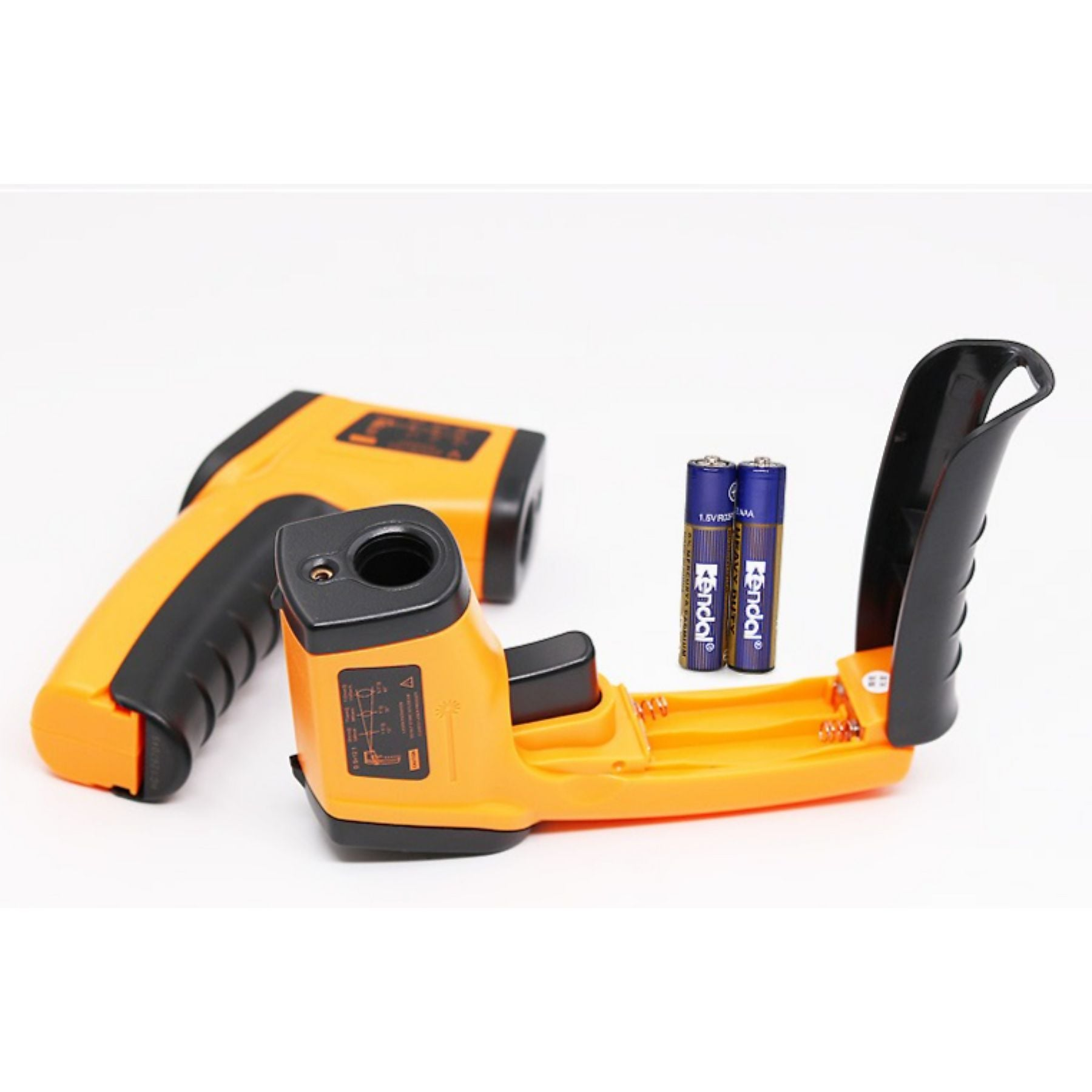 Ein oranges Thermometer mit schwarzem Griff und zwei Batterien.