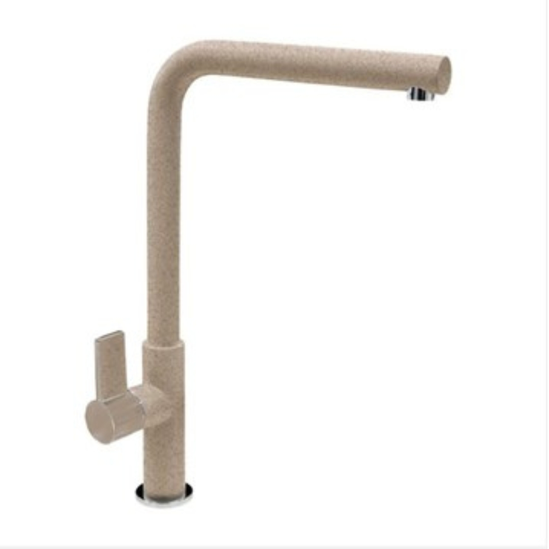 Un moderno rubinetto da cucina in materiale beige con maniglia e beccuccio cromati.