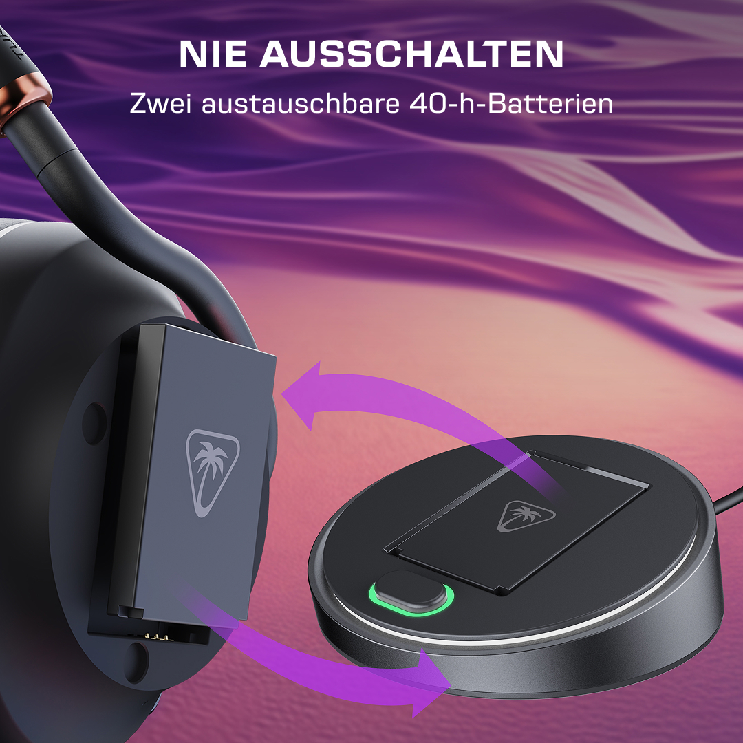 Ein Headset-Akku wird in eine Ladestation gesteckt. Lila Pfeile zeigen die Bewegung.