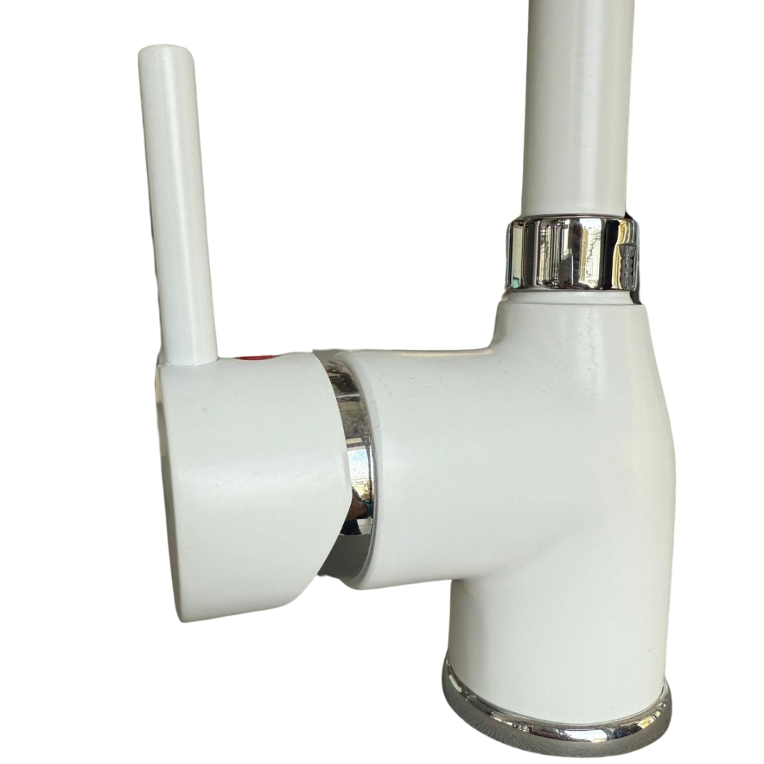 Un rubinetto bianco con accenti cromati e una leva.