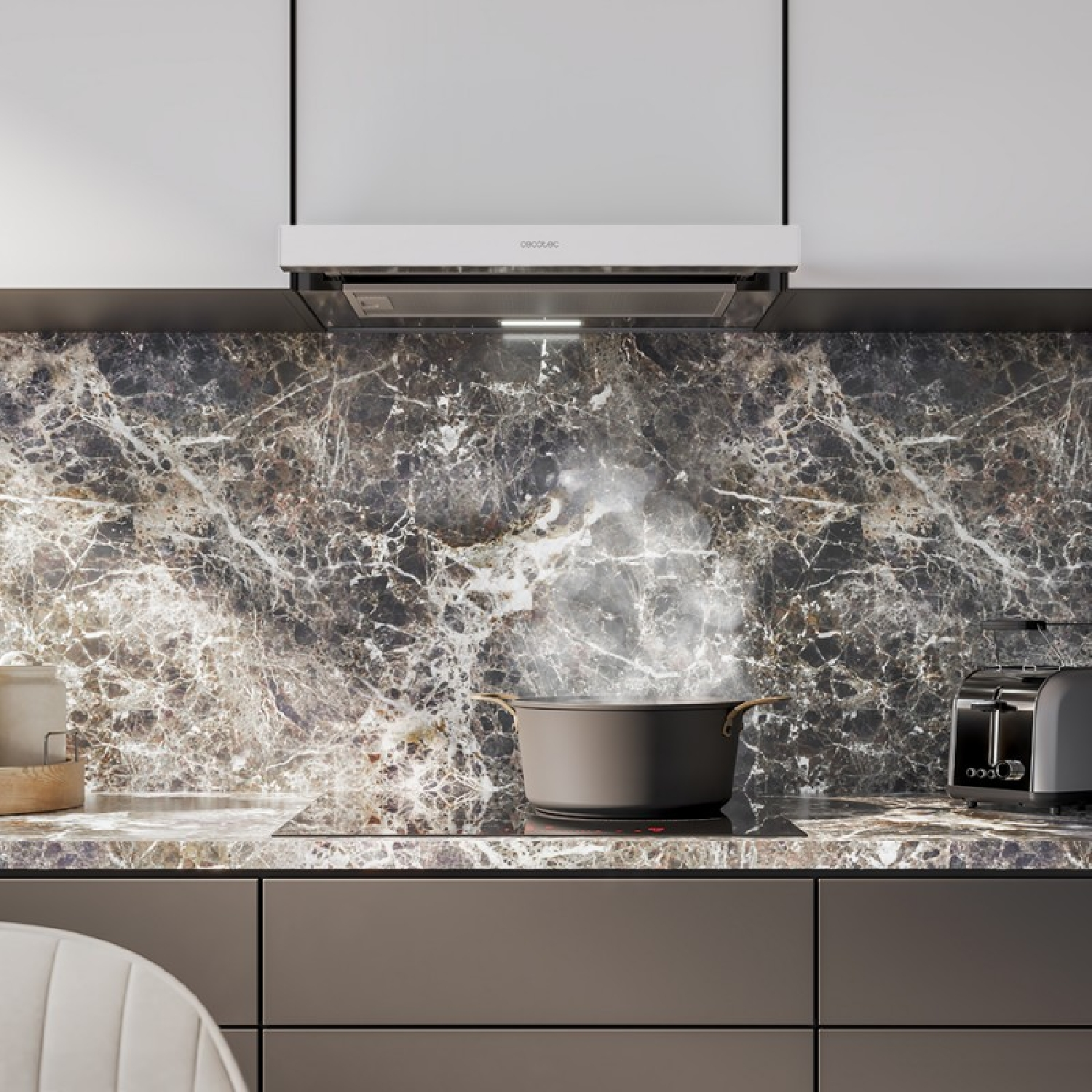 El vapor sale de una olla en una placa de inducción en una cocina moderna.