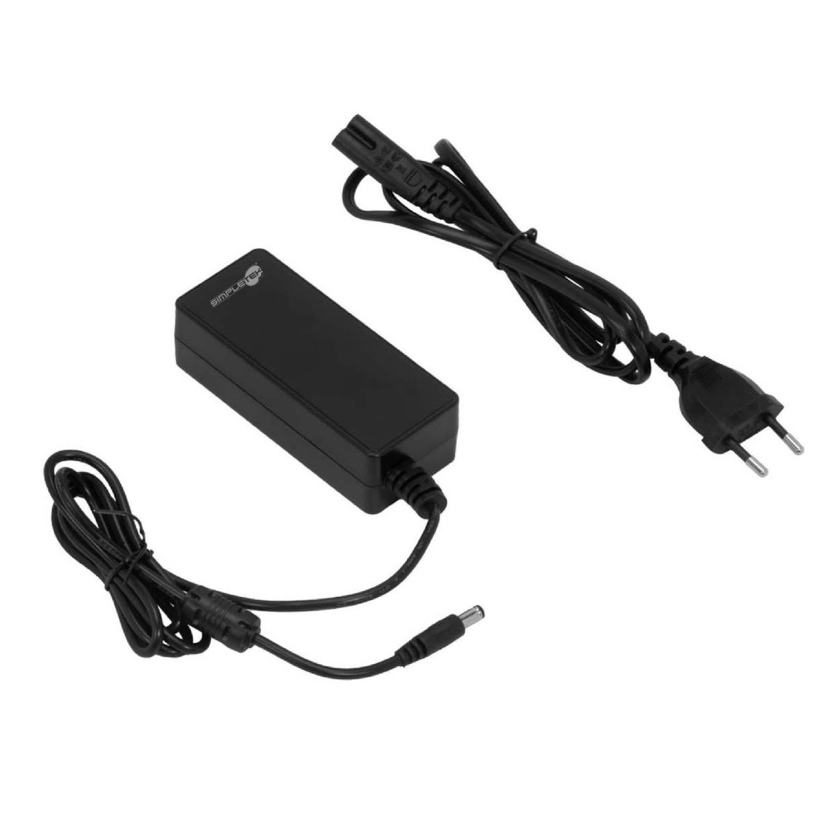 Ein schwarzes Netzteil mit Kabeln und Stecker.