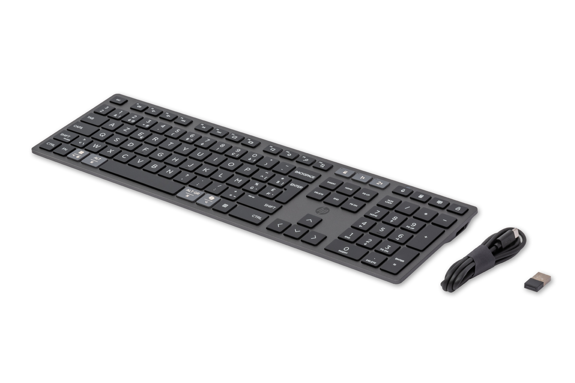 Een donker draadloos HP-toetsenbord met een USB-dongle en oplaadkabel.