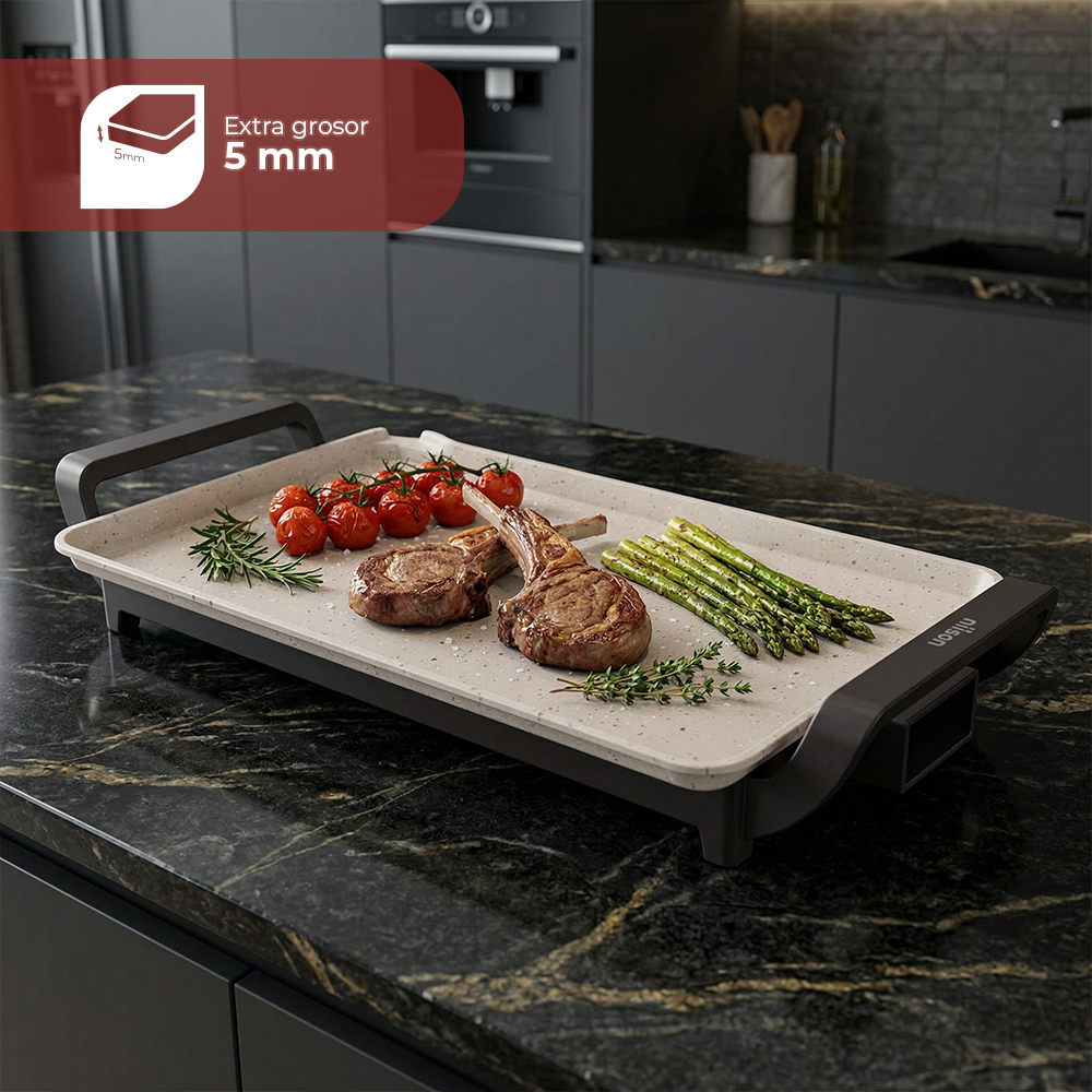 Una plancha rectangular con carne, espárragos y tomates.
