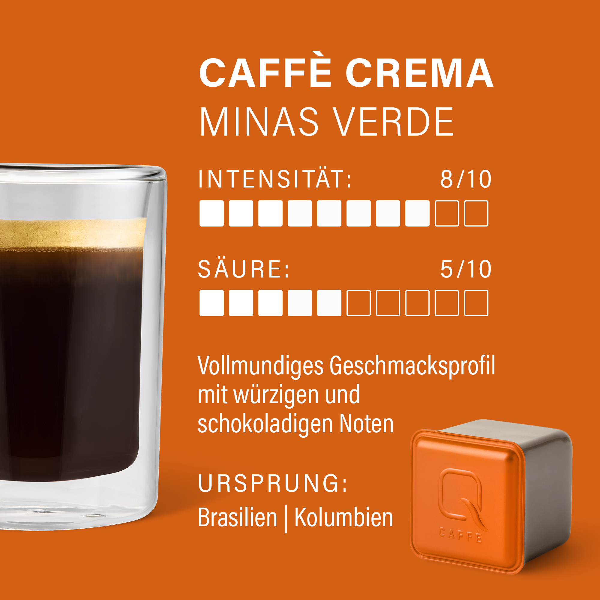 Ein Glas Kaffee neben einer Kaffeekapsel auf orangefarbenem Hintergrund.