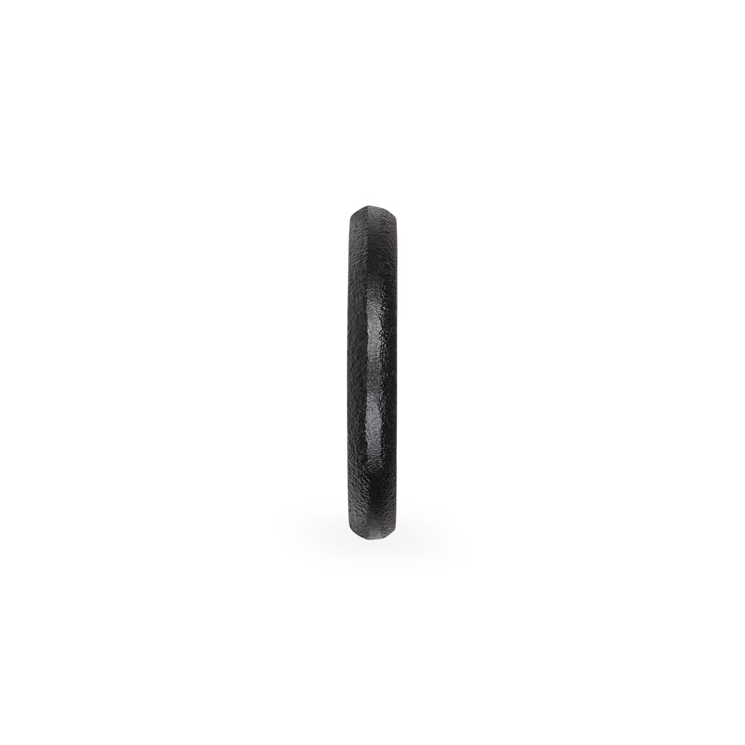 Ein schwarzer Ring mit strukturierter Oberfläche auf weißem Hintergrund.