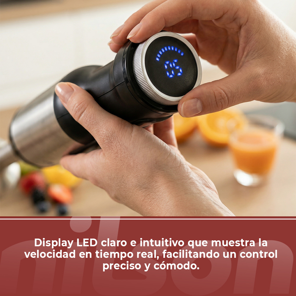 Una mano ajusta el dial de una batidora de inmersión con pantalla LED azul.