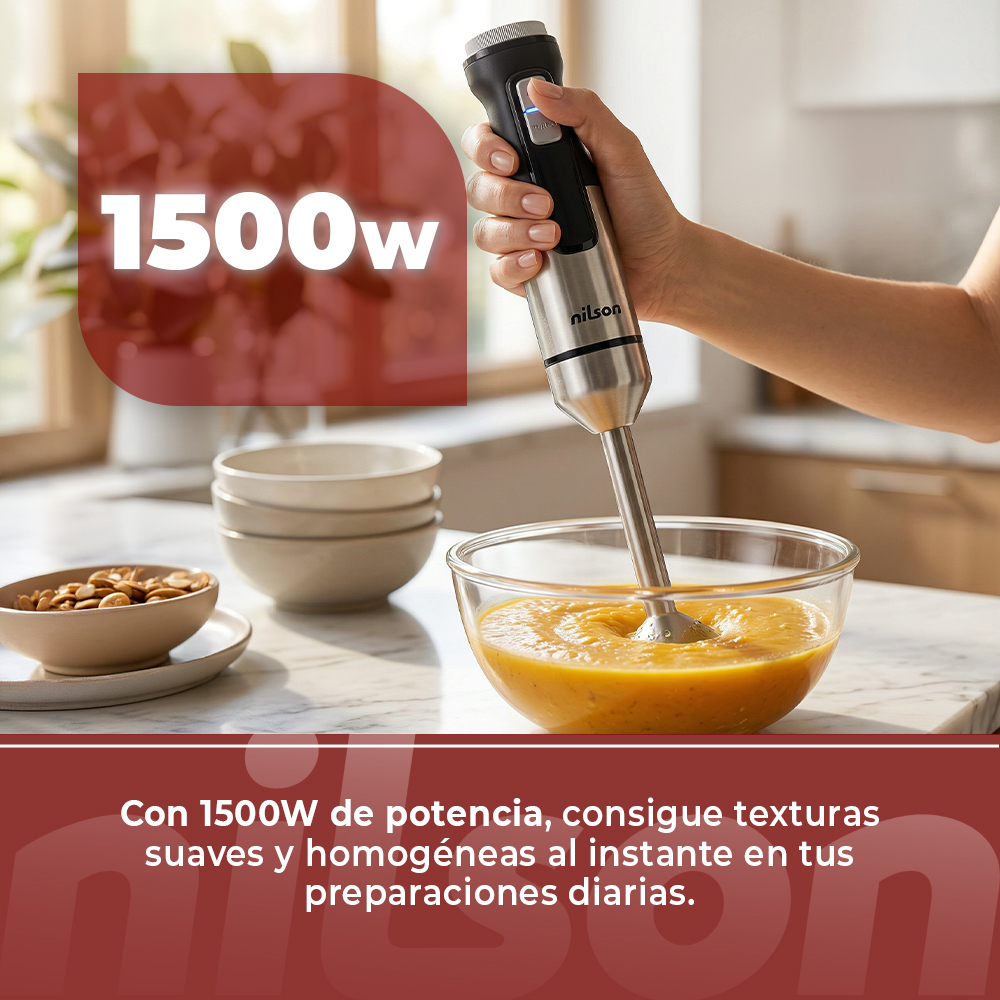 Una mano sostiene una batidora de inmersión Nilson, triturando líquido naranja en un bol de cristal.