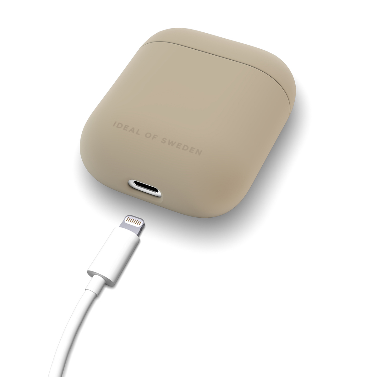 Eine beige Ladehülle von Ideal of Sweden mit einem weißen Ladekabel.