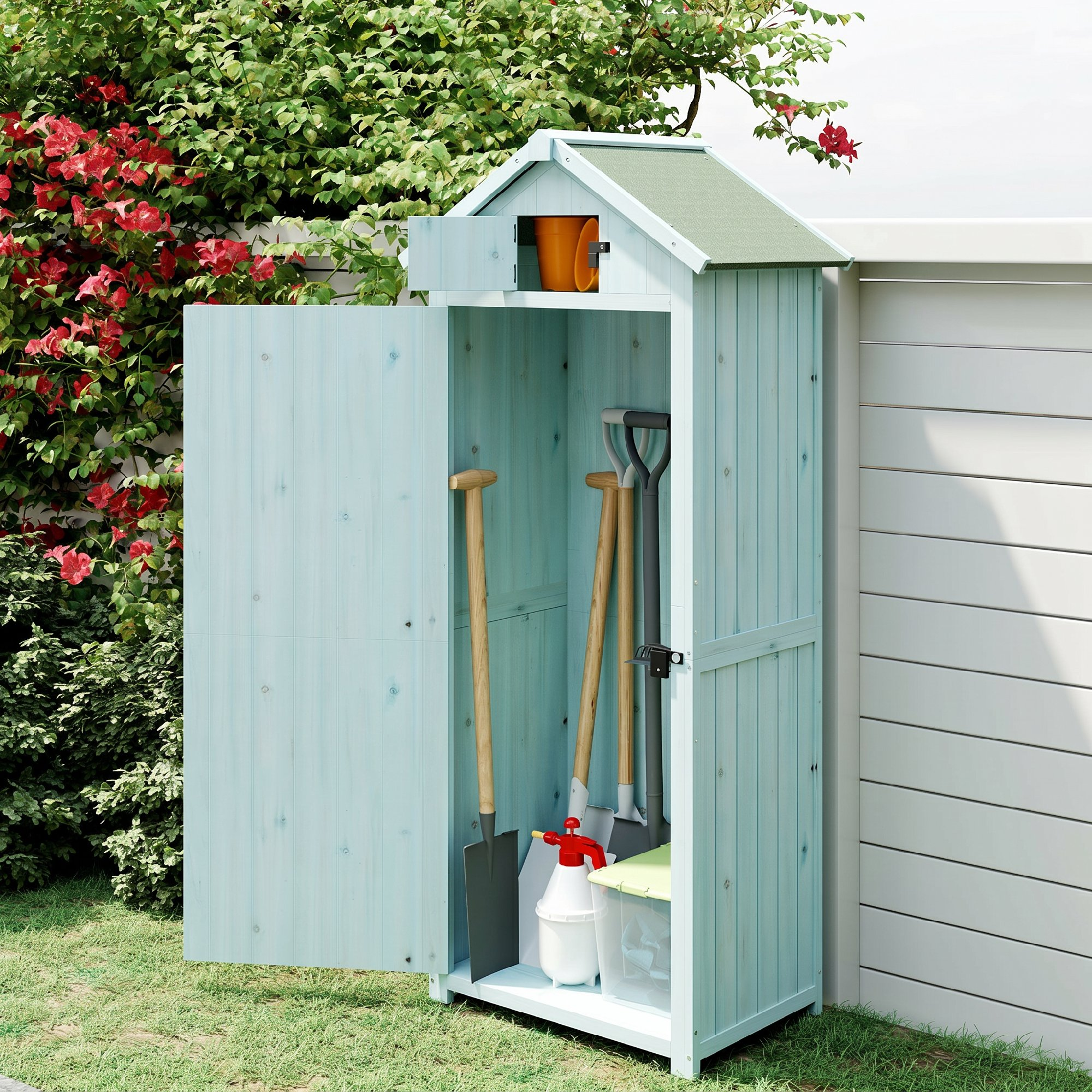 Un capanno da giardino azzurro con porte aperte, pieno di attrezzi e un vaso arancione.