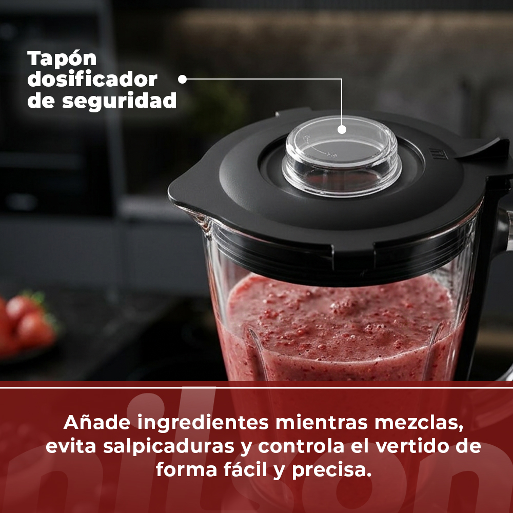 Una licuadora con bebida de frutas y tapa dosificadora de seguridad.
