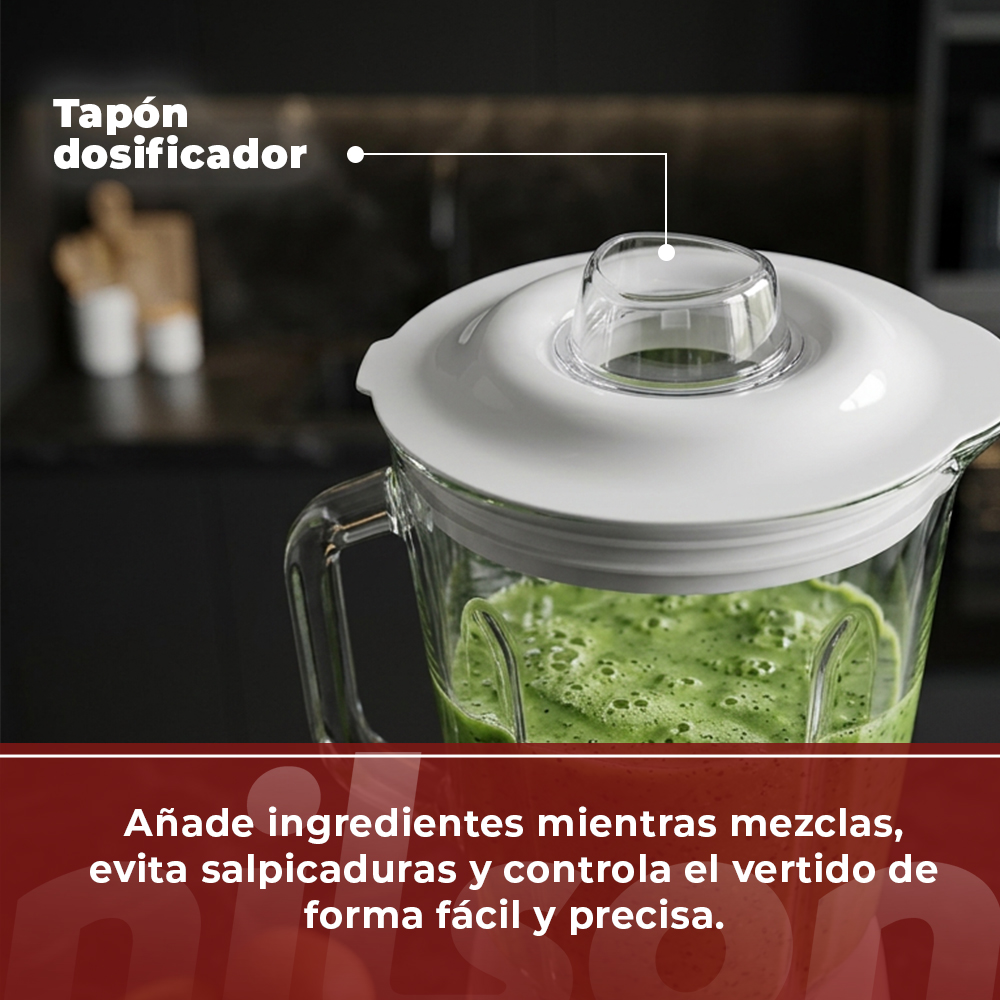 Una licuadora con un batido verde y tapa blanca con tapón dosificador.