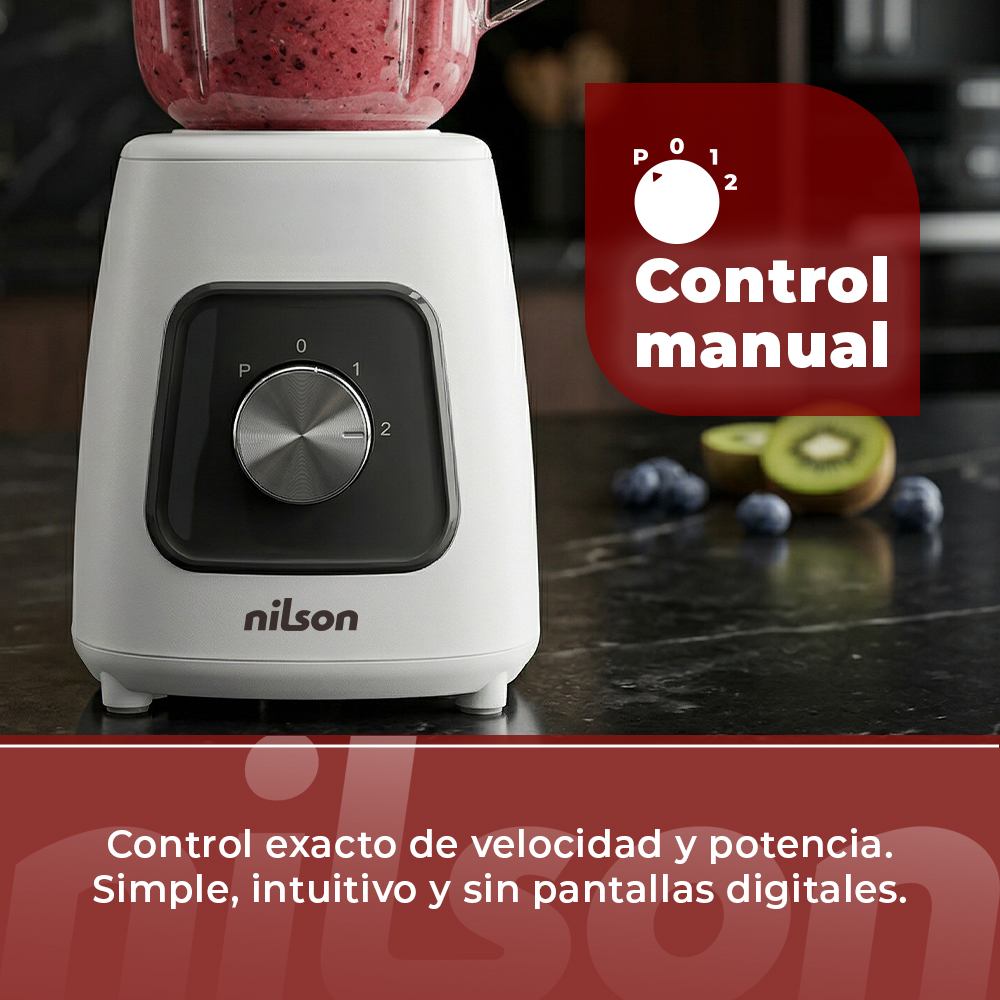 Una licuadora Nilson blanca con control manual, con bayas y kiwi al fondo.