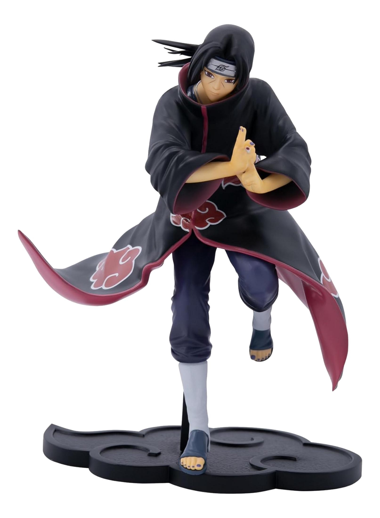 Eine Figur von Itachi Uchiha mit schwarzem Mantel und roten Wolken auf schwarzem Wolkenständer.