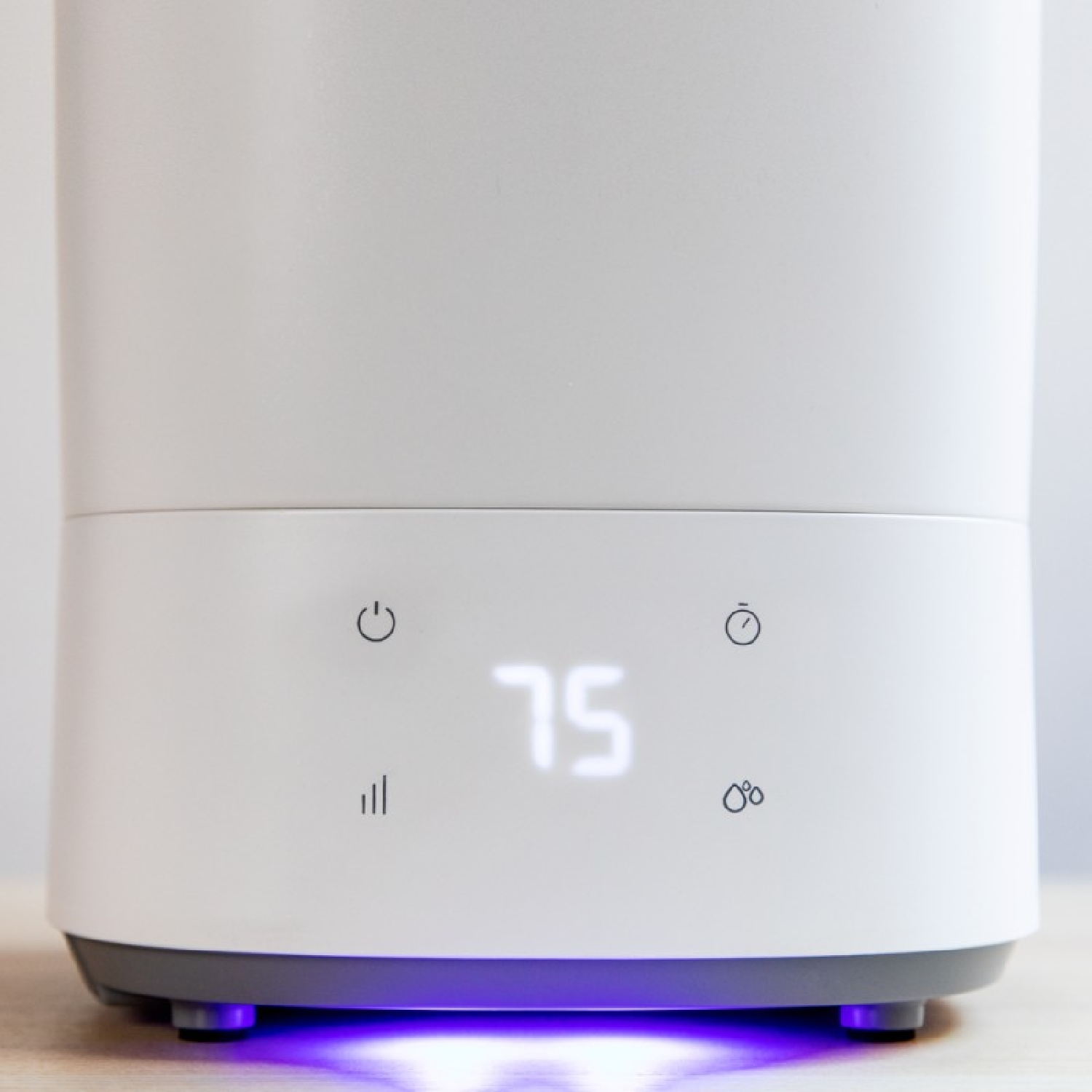 Un umidificatore bianco con display digitale che mostra 75 e icone.