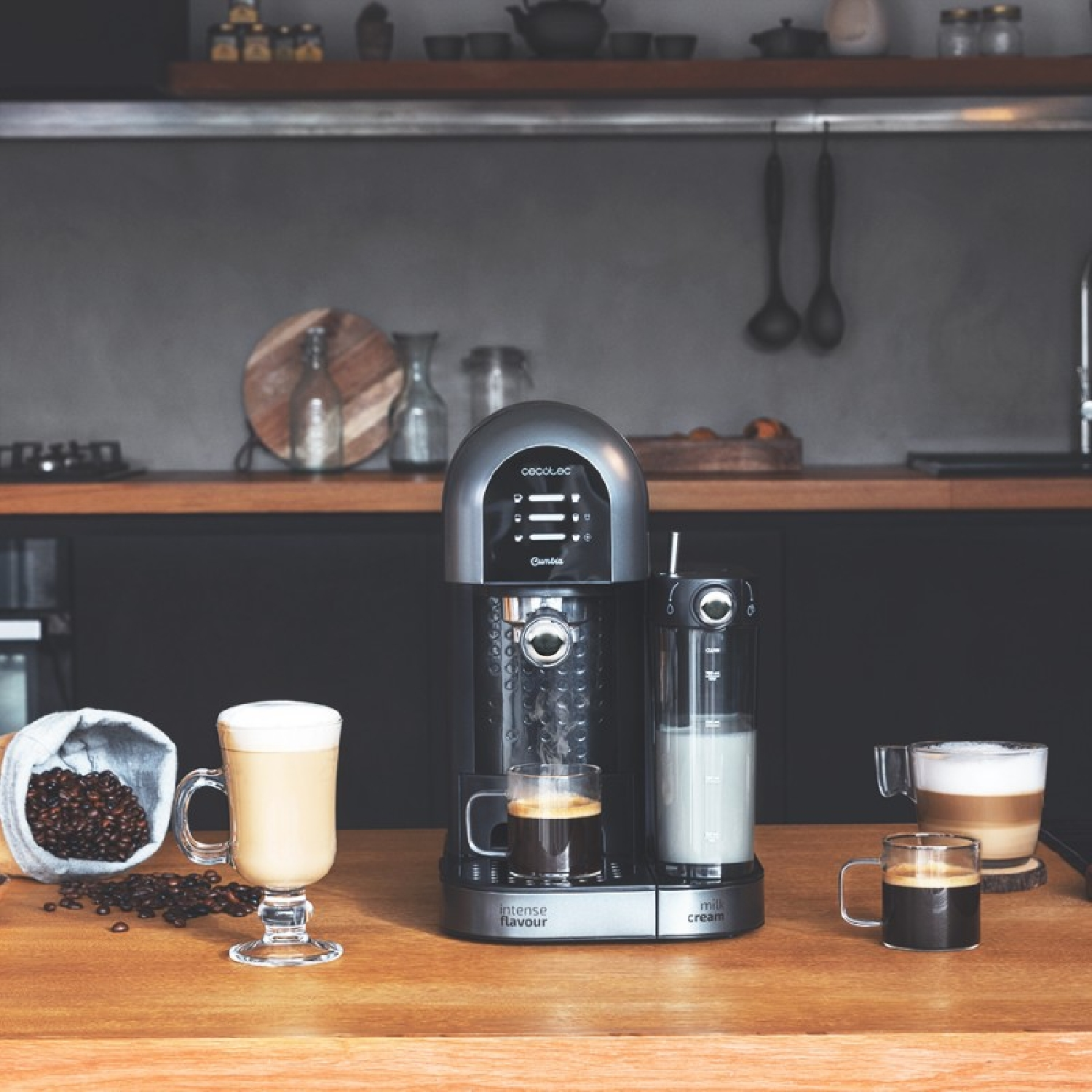 Macchina da caffè con caraffa per latte, caffè, espresso e latte macchiato su tavolo legno.