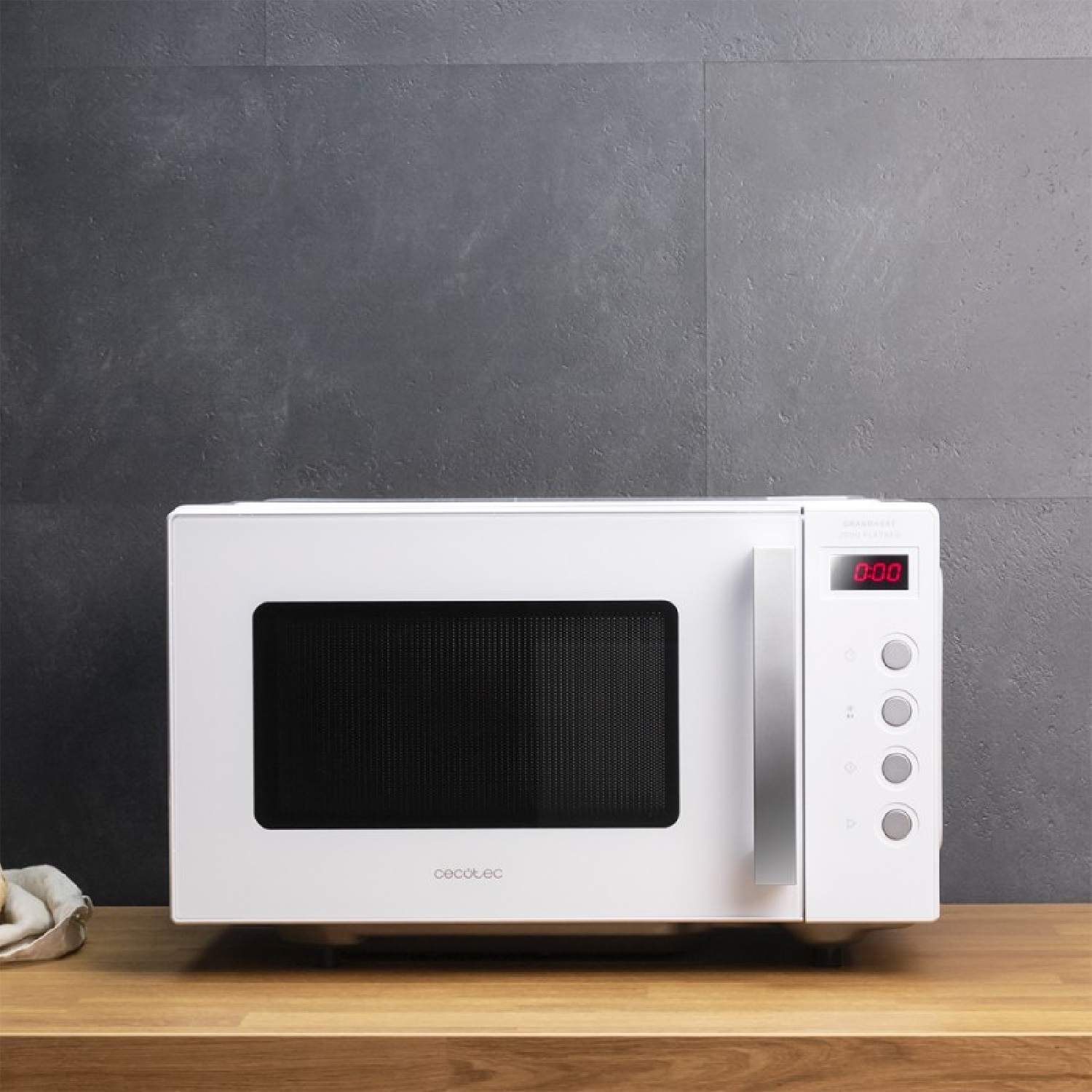 Een witte magnetron met zilveren handvat en rood digitaal display staat op een houten toonbank.
