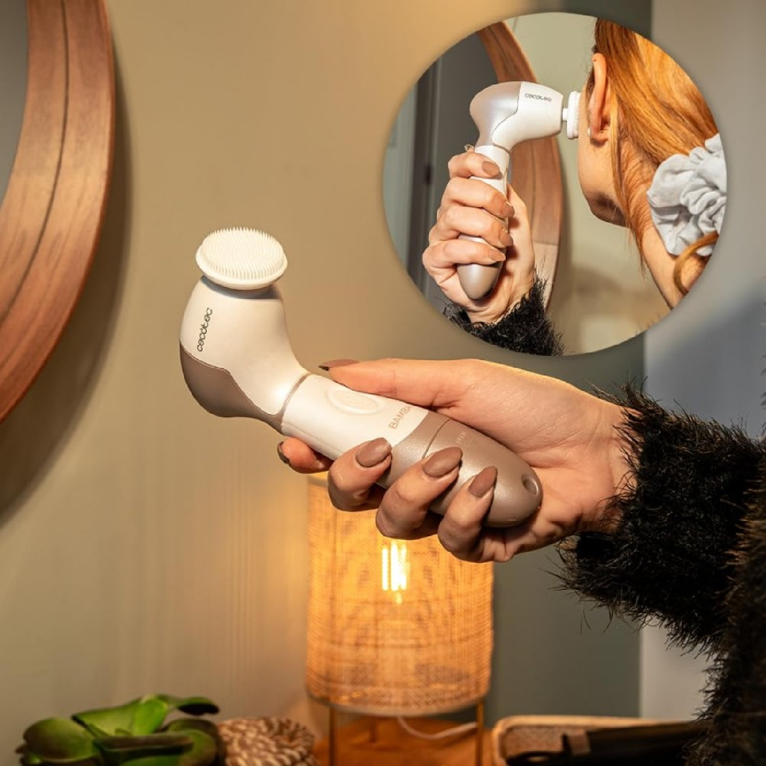 Una mujer sostiene un dispositivo de limpieza facial blanco con cabezal de cepillo.
