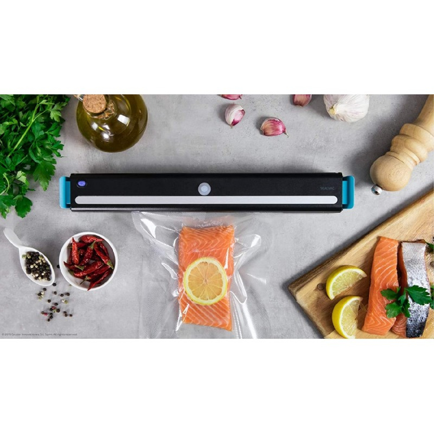 Una envasadora al vacío con salmón, limón, hierbas, ajo y especias.