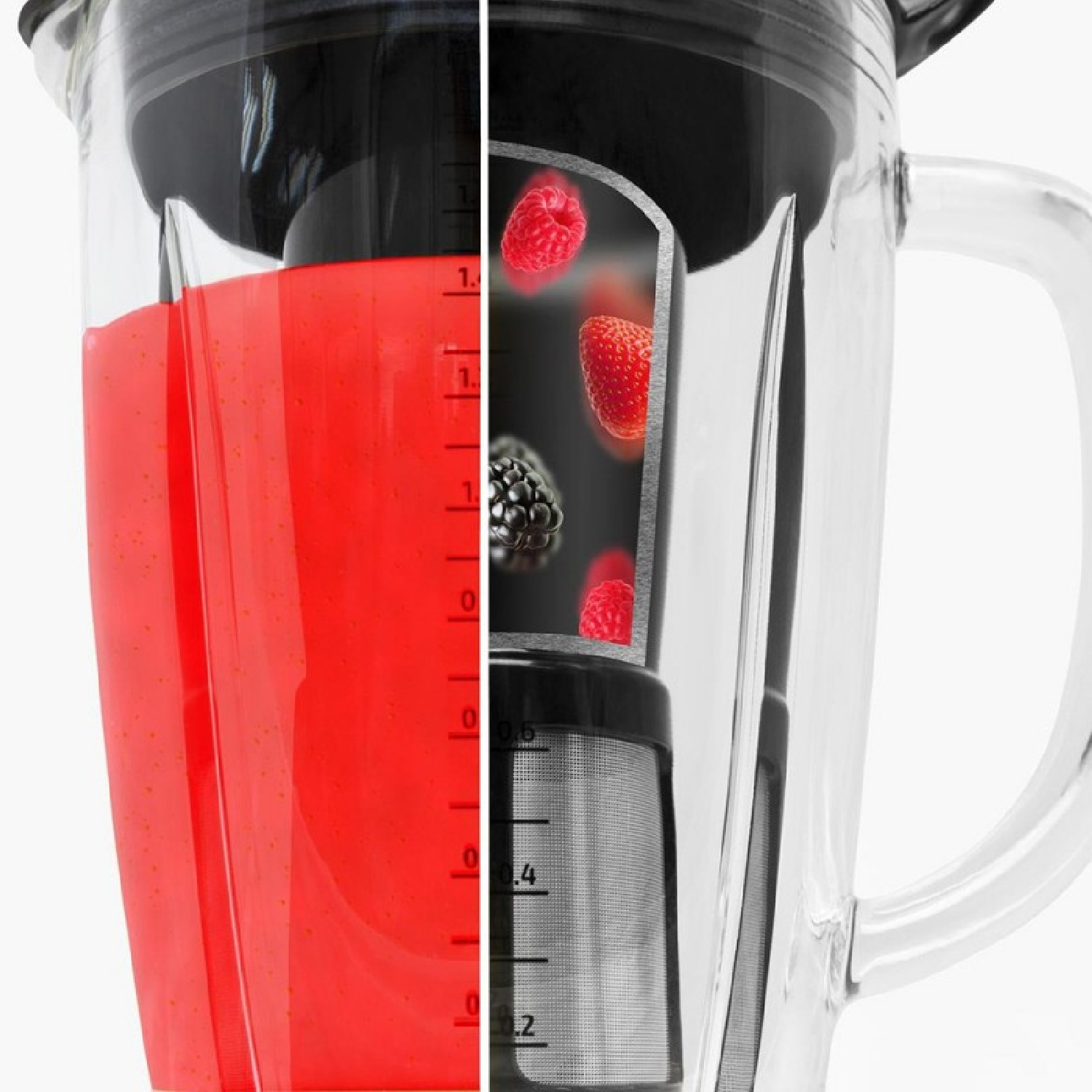 Una licuadora con jugo rojo y bayas dentro del vaso sobre fondo blanco.