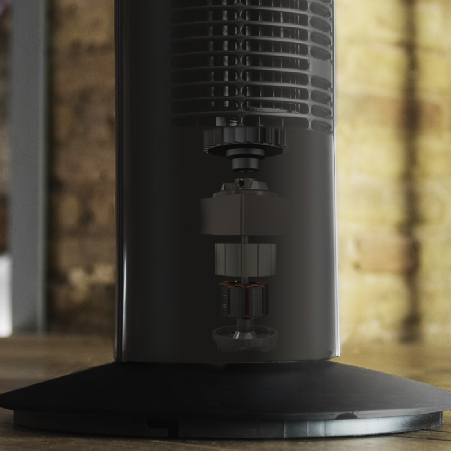Vista dettagliata del motore all'interno di un ventilatore a torre nero, su un tavolo di legno.