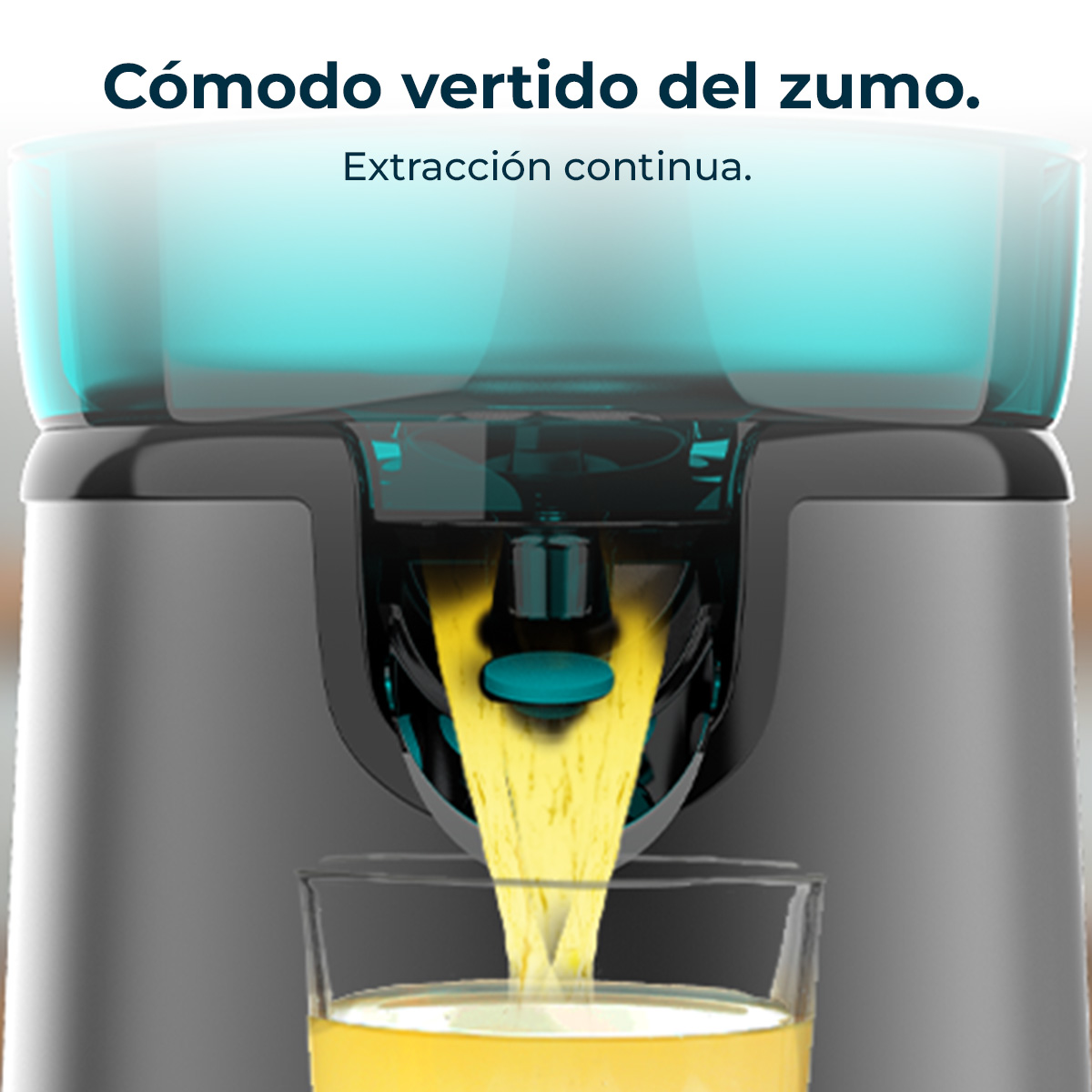 Un exprimidor vierte jugo amarillo en un vaso. Textura ligera.