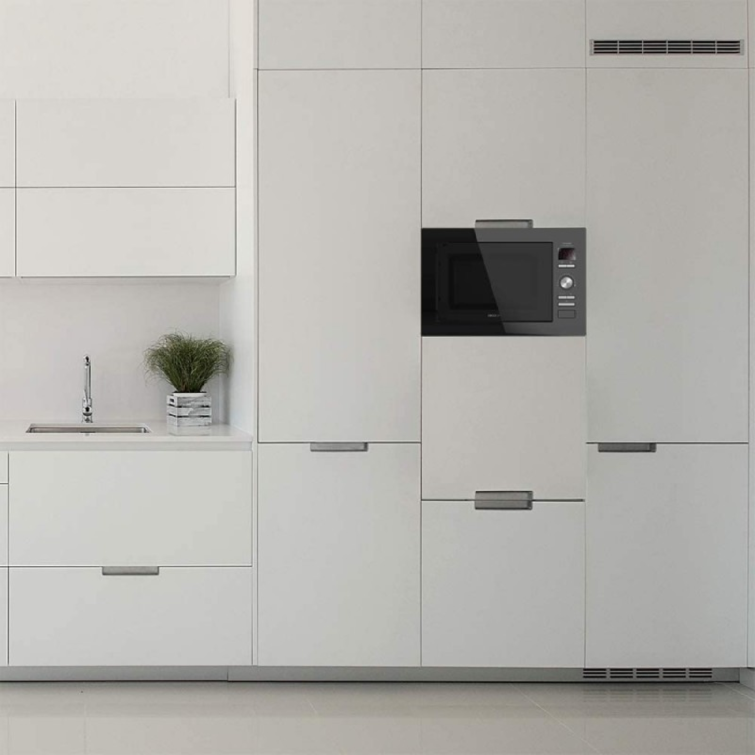 Cocina blanca moderna con microondas empotrado y zona de fregadero.