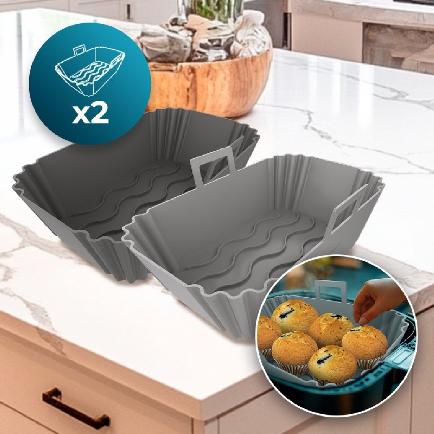 Due stampi per muffin in silicone grigi su un bancone da cucina, uno riempito di muffin.