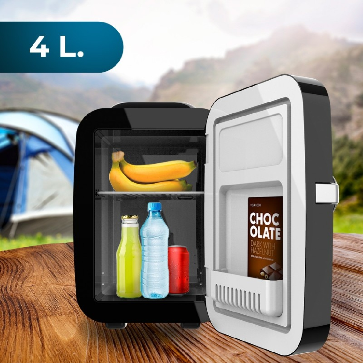 Un mini-frigo da 4L con banane, bevande e cioccolato, all'aperto su un tavolo.