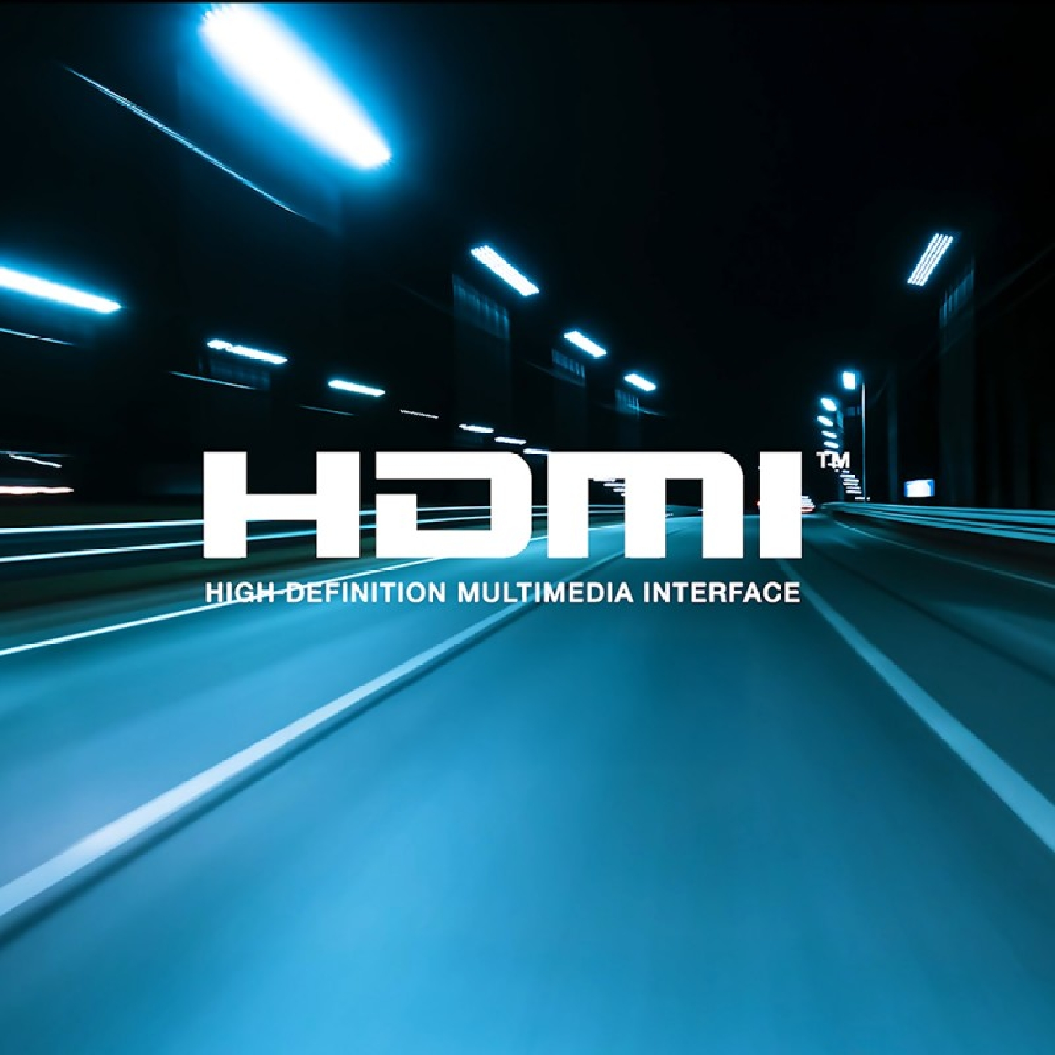 Logo HDMI świeci na ciemnym tle z niebieskimi światłami sugerującymi prędkość.