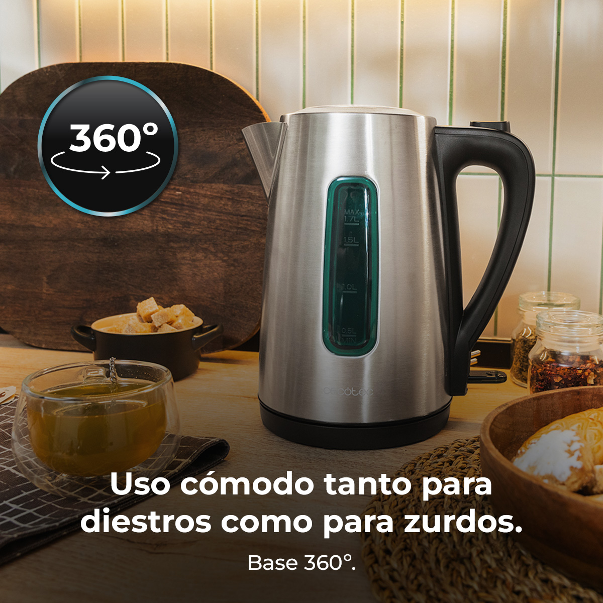 RVS waterkoker met 360° voet, kopje thee, suikerklontjes en kruidenpotjes.