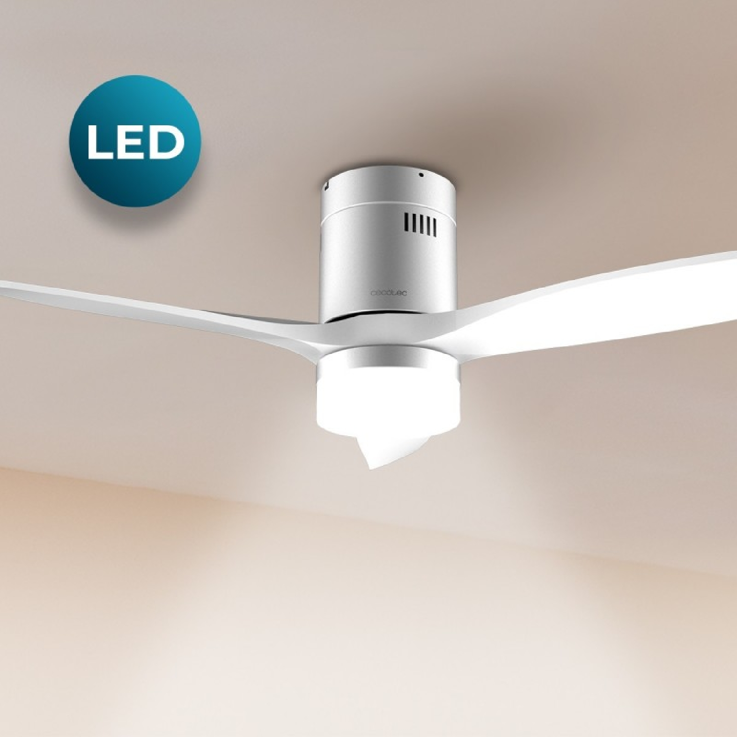 Ventilador de techo blanco moderno con luz LED, fijado a un techo.