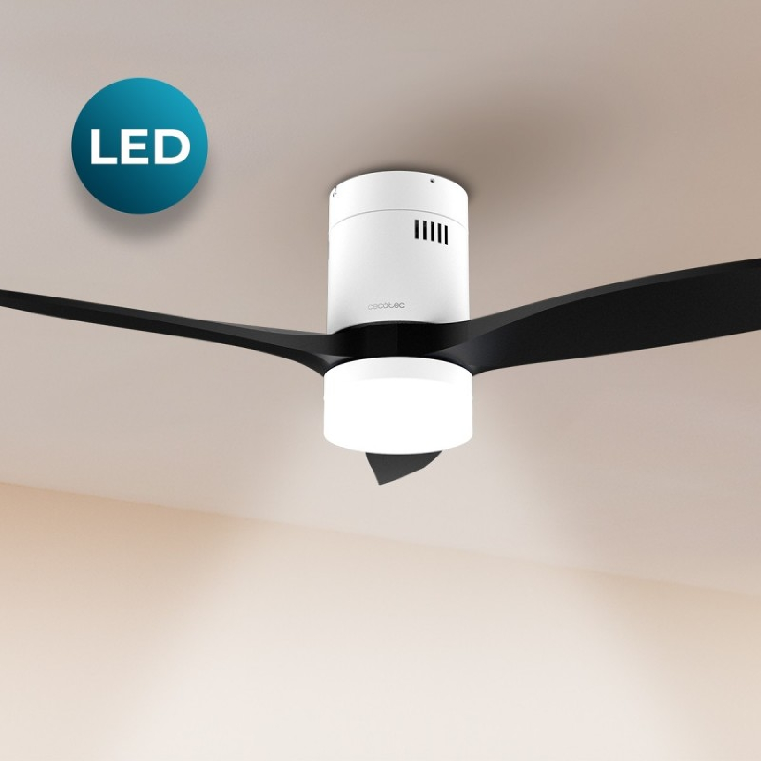 Ventilatore da soffitto con pale nere e luce LED su sfondo chiaro.