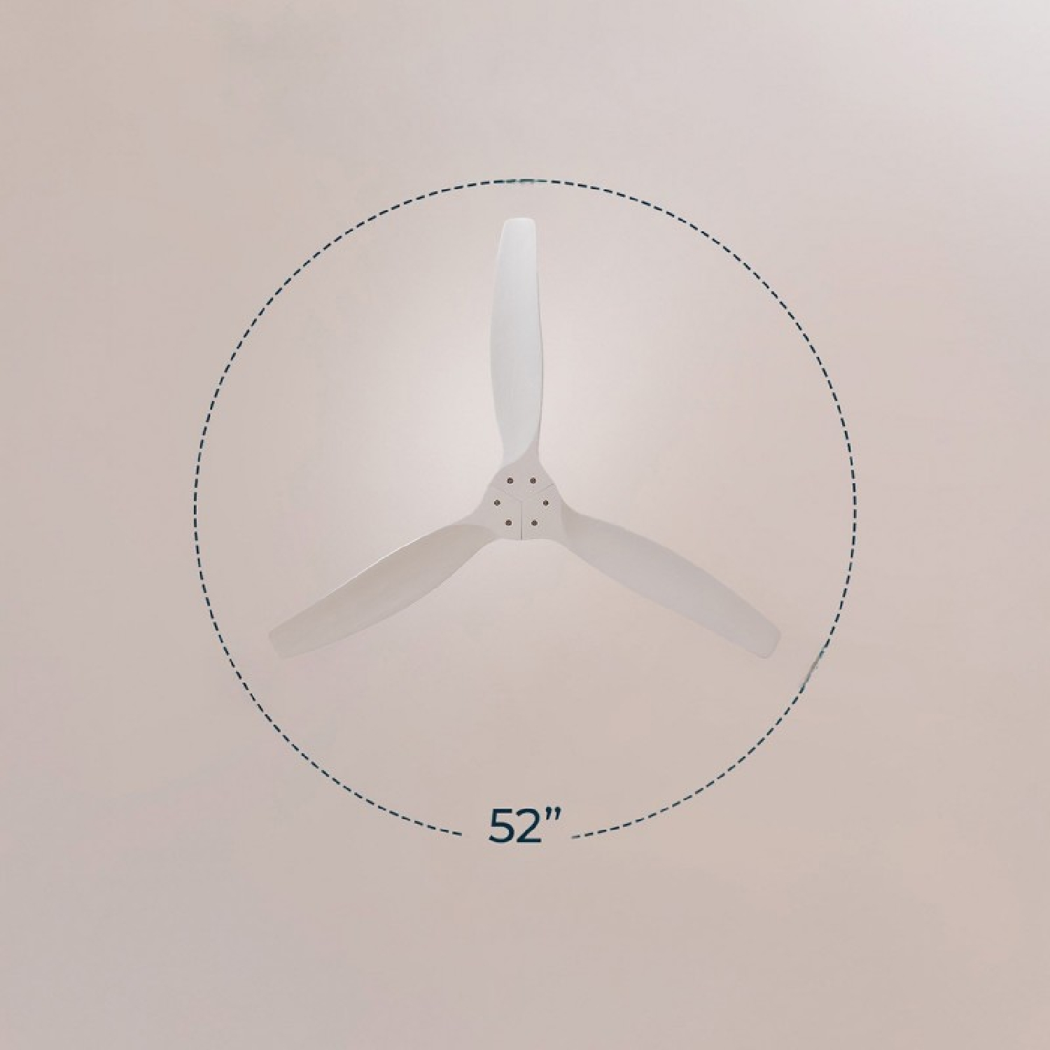 Un ventilatore da soffitto bianco con tre pale. La dimensione è di 52 pollici.