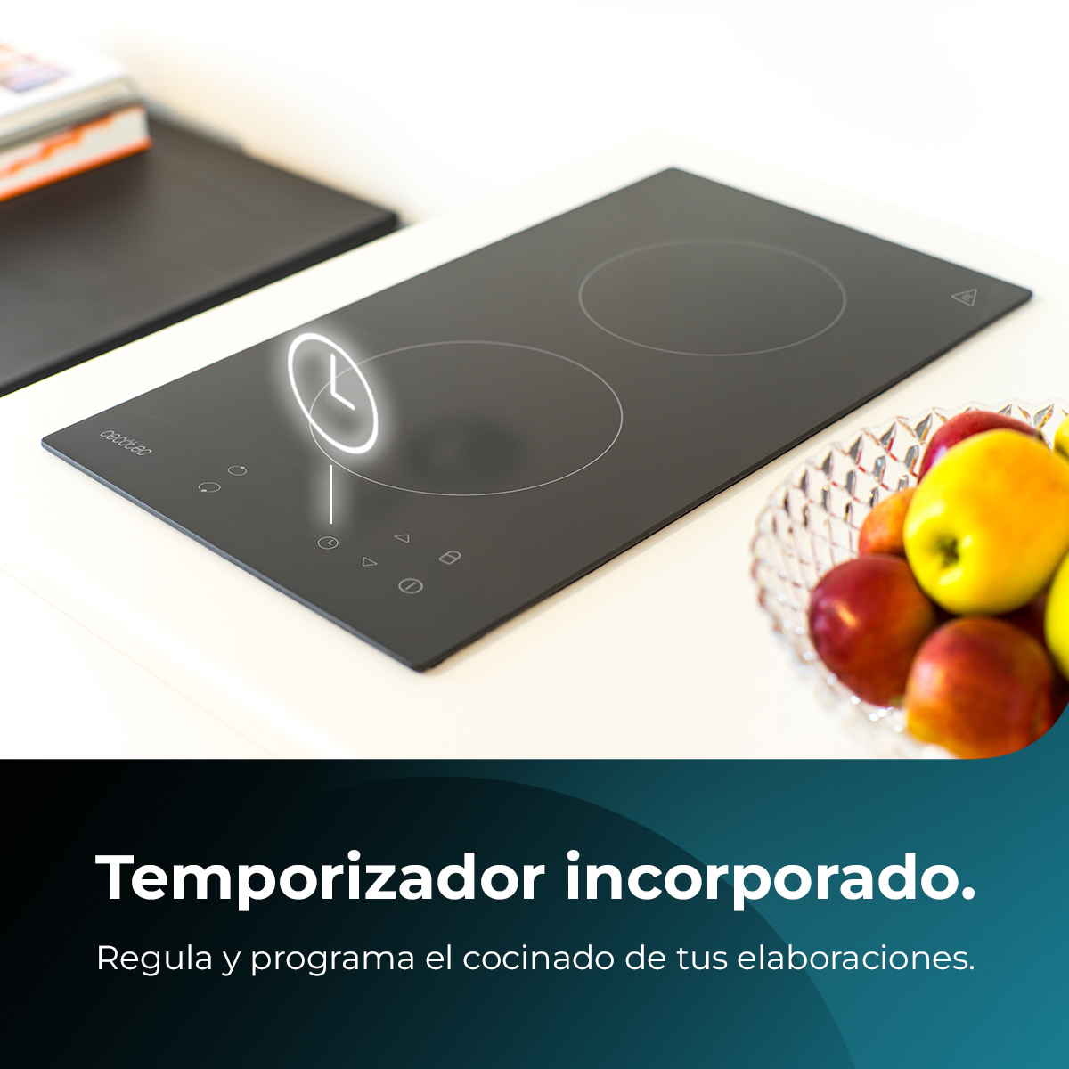 Un moderno piano cottura a induzione nero con icona timer.