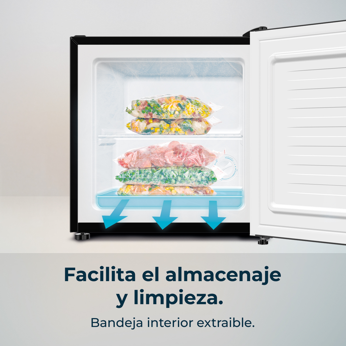 Un congelador abierto con bolsas de verduras y carne congeladas dentro.