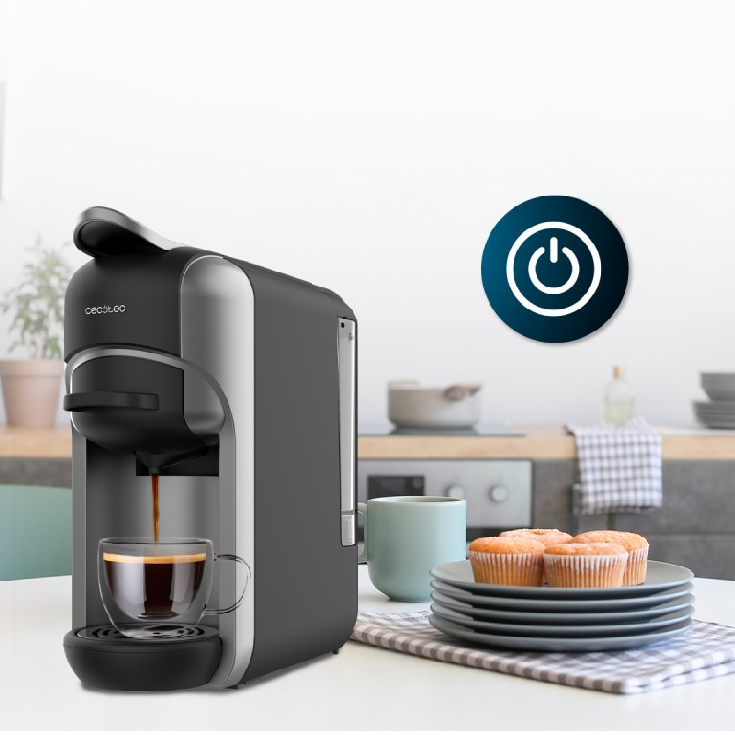 Een zwarte koffiemachine zet koffie in een glazen kop. Muffins op borden ernaast.